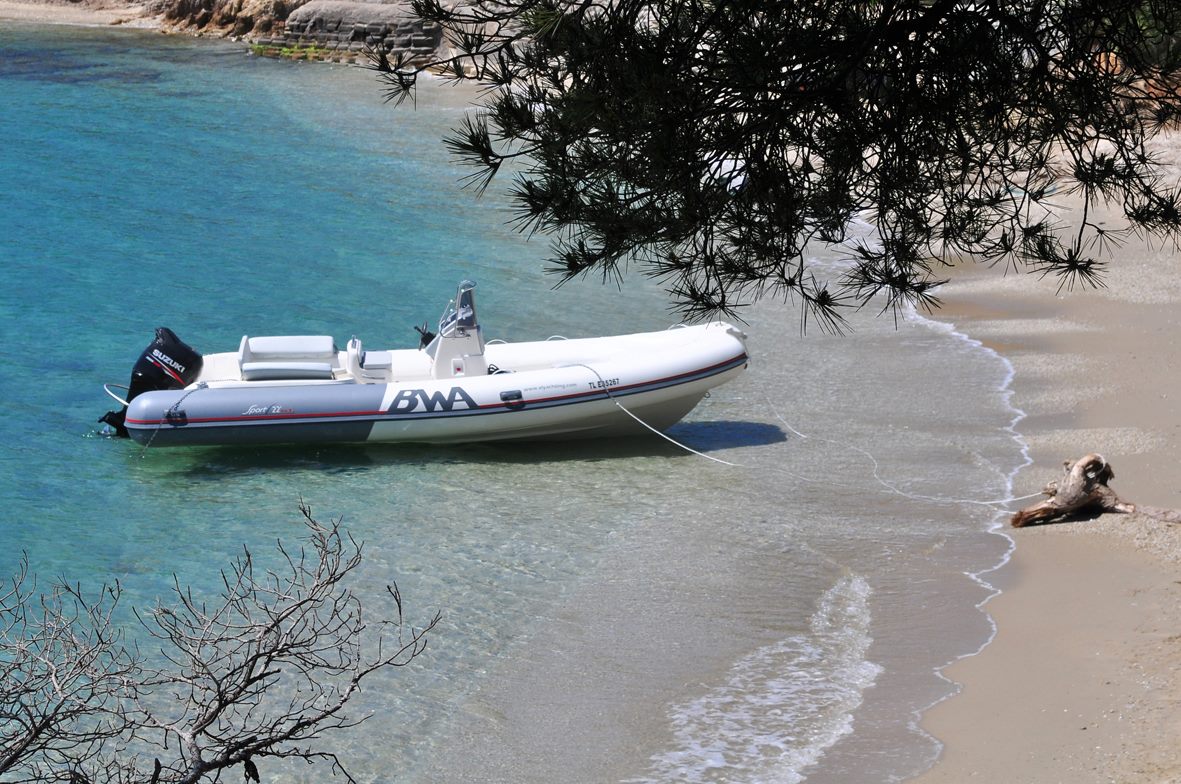 Un BWA 22 GT dans la petite anse abritée du Pradeau plage - XL YACHTING