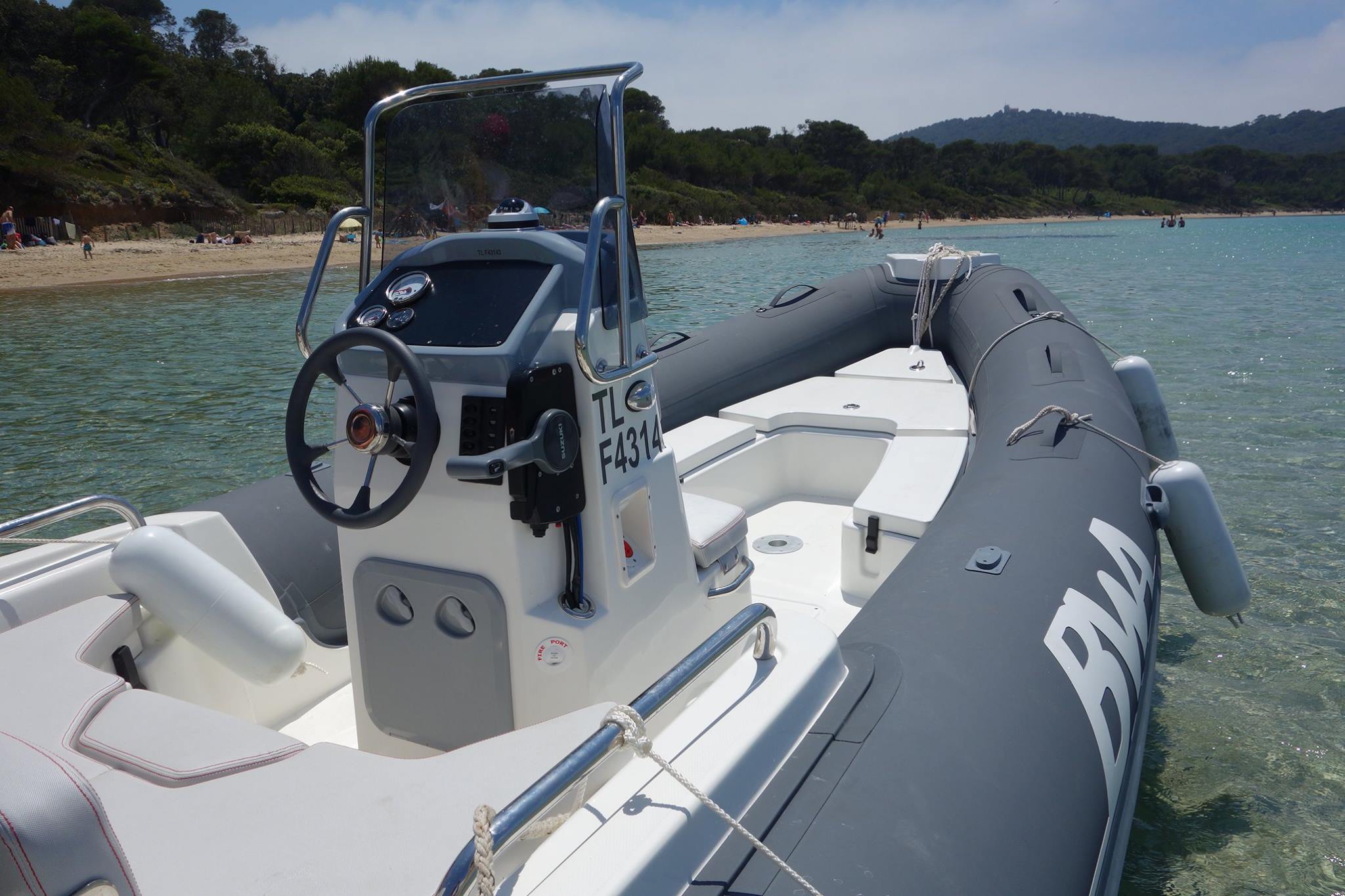 Un bateau de moins de 6 mètres qui emmène 7 personnes dans les eaux transparentes de Porquerolles - XL YACHTING