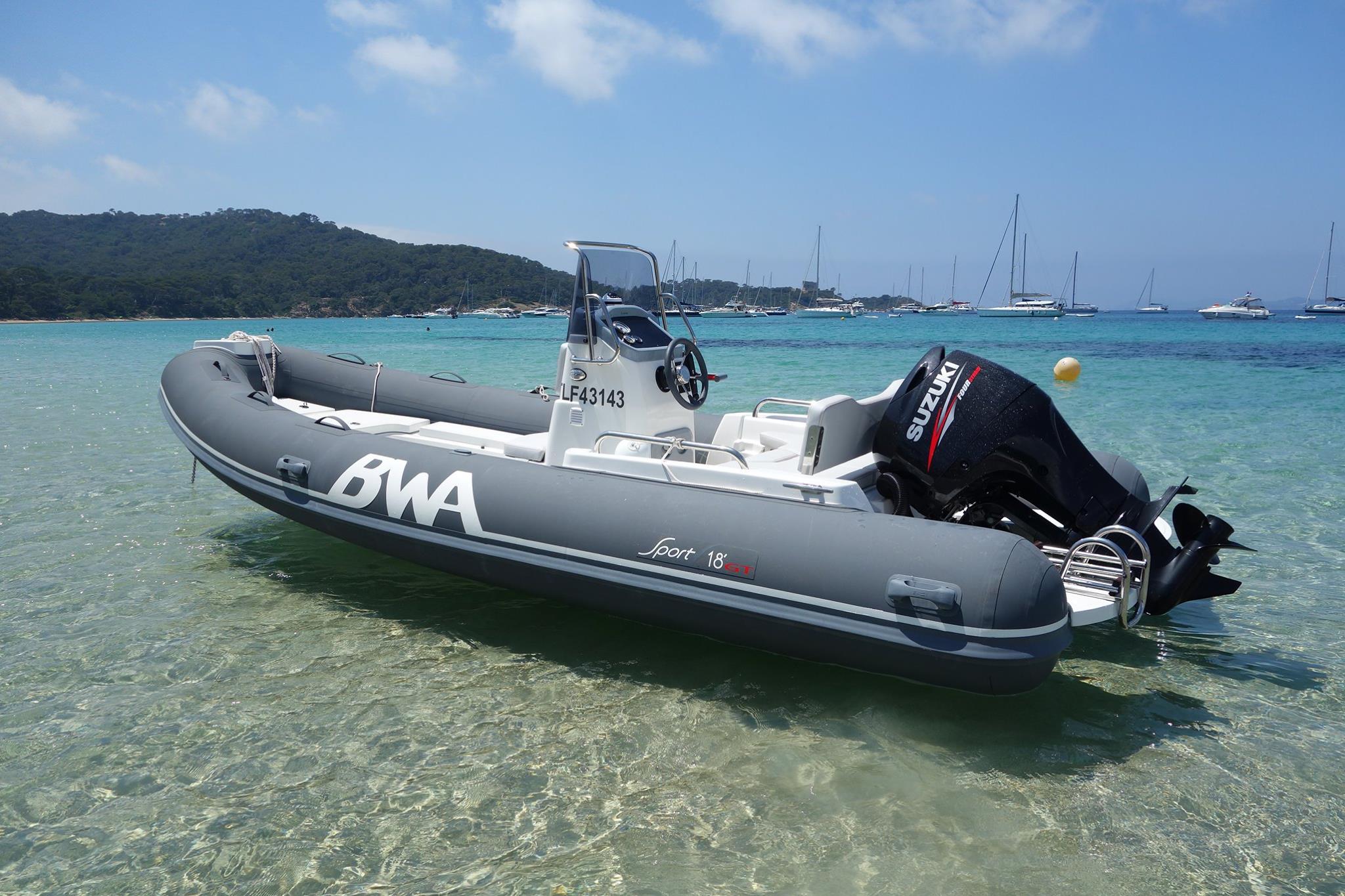 Comme posé sur un miroir, le BWA 18 GT à Porquerolles - XL Yachting