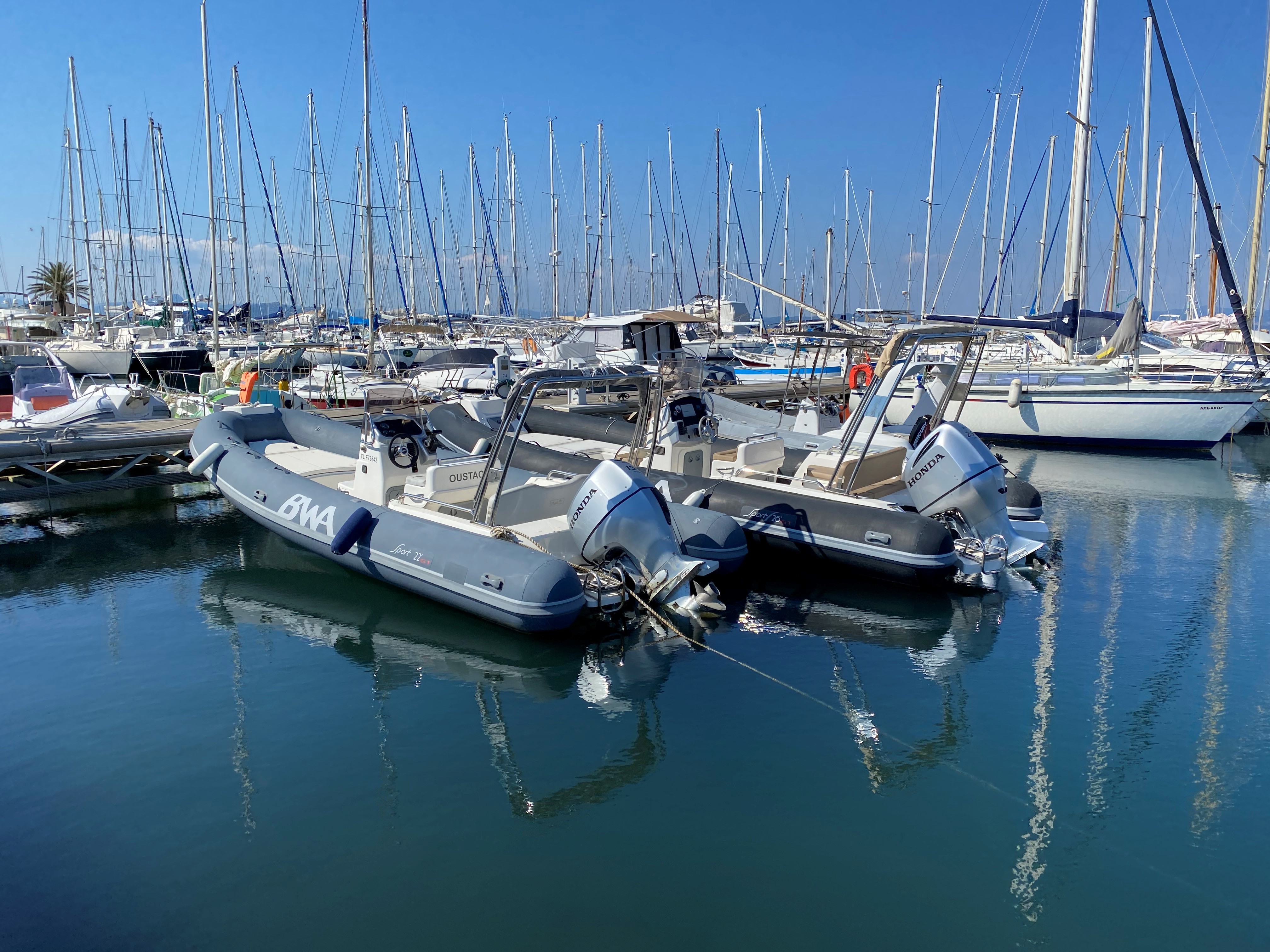 Départ des locations de bateau au port de Porquerolles - XL Yachting