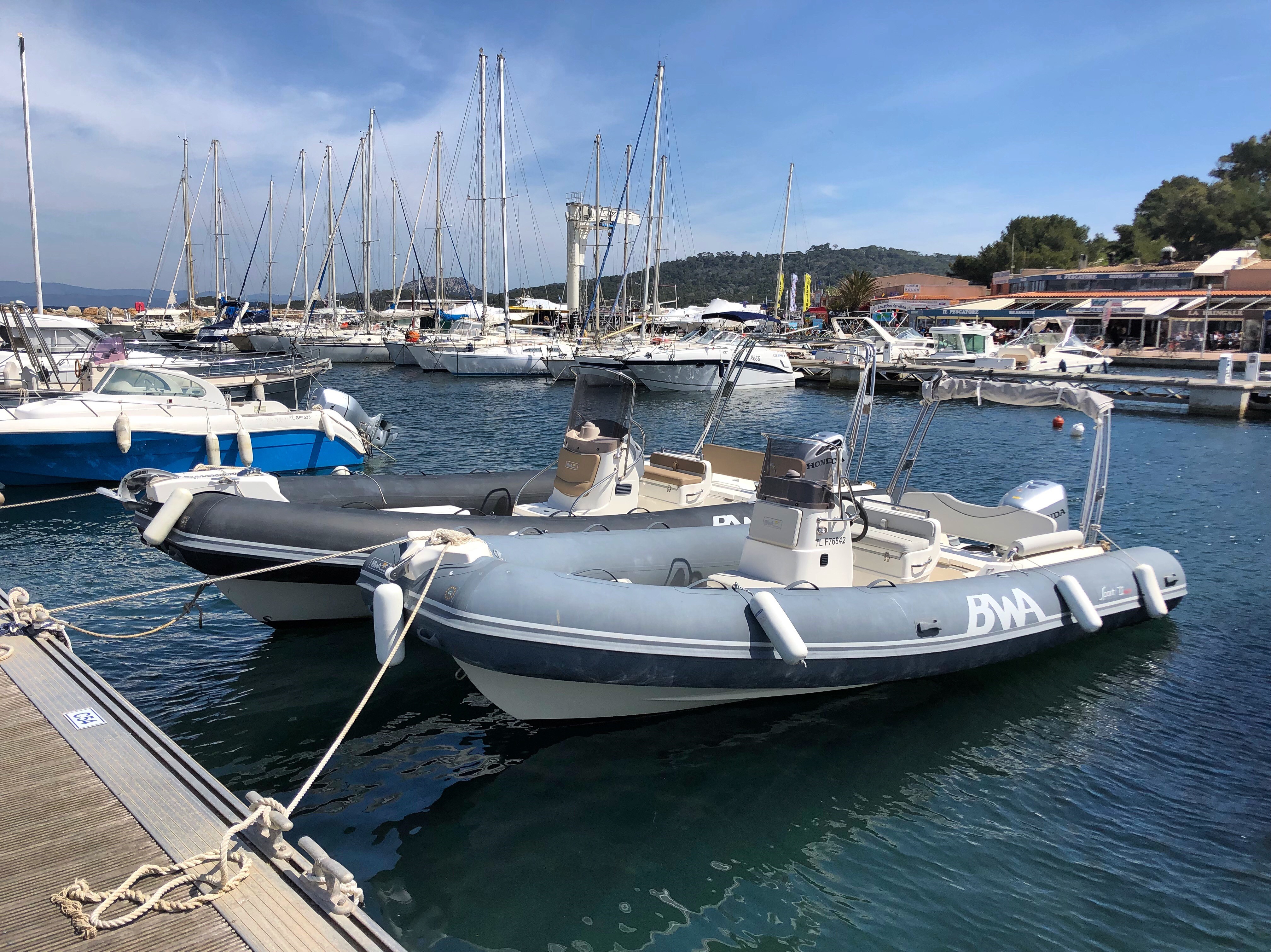26 GT et 22 GT au port de Porquerolles - XL Yachting