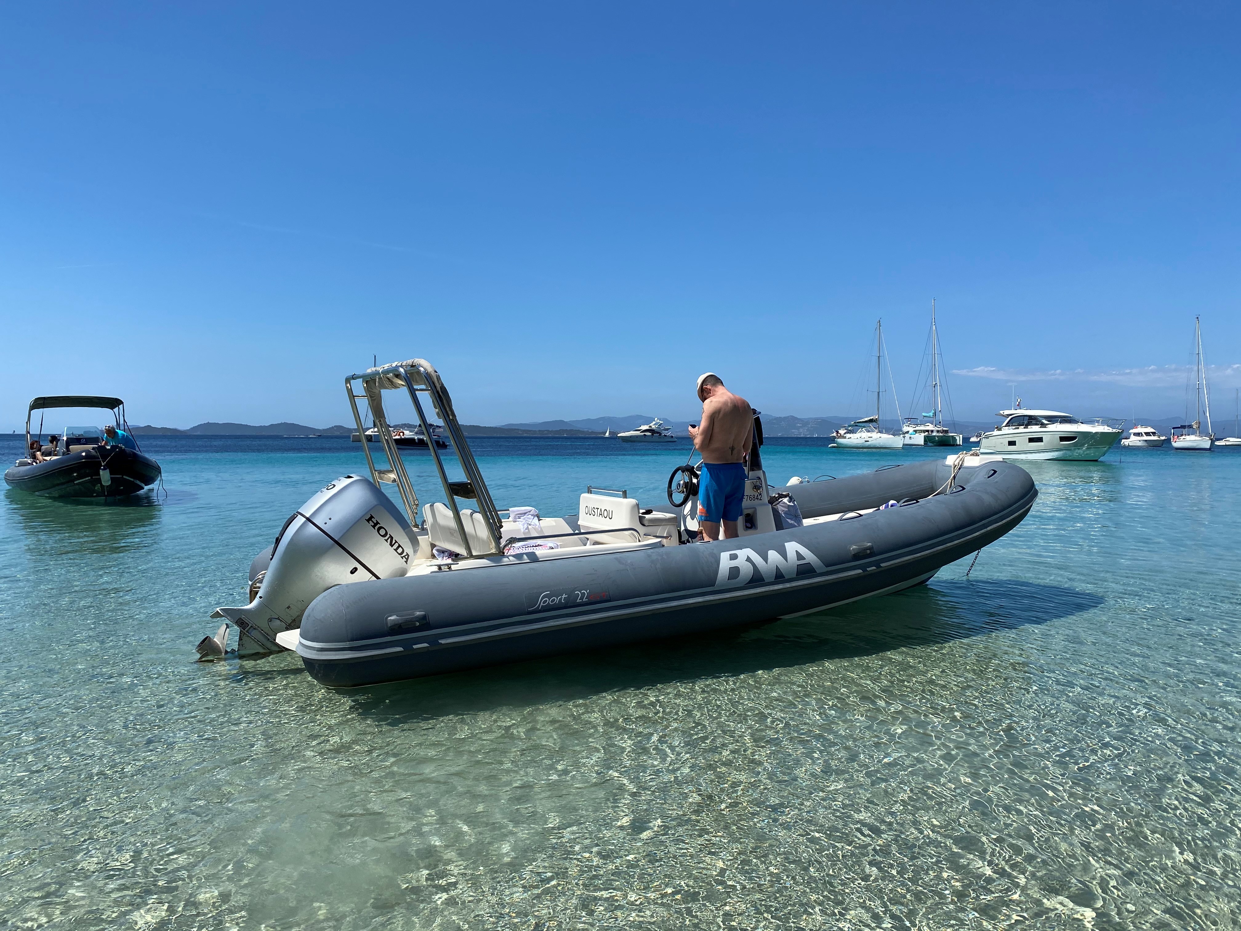 BWA 22 Gt dans les eaux transparentes de Porquerolles - XL Yachting