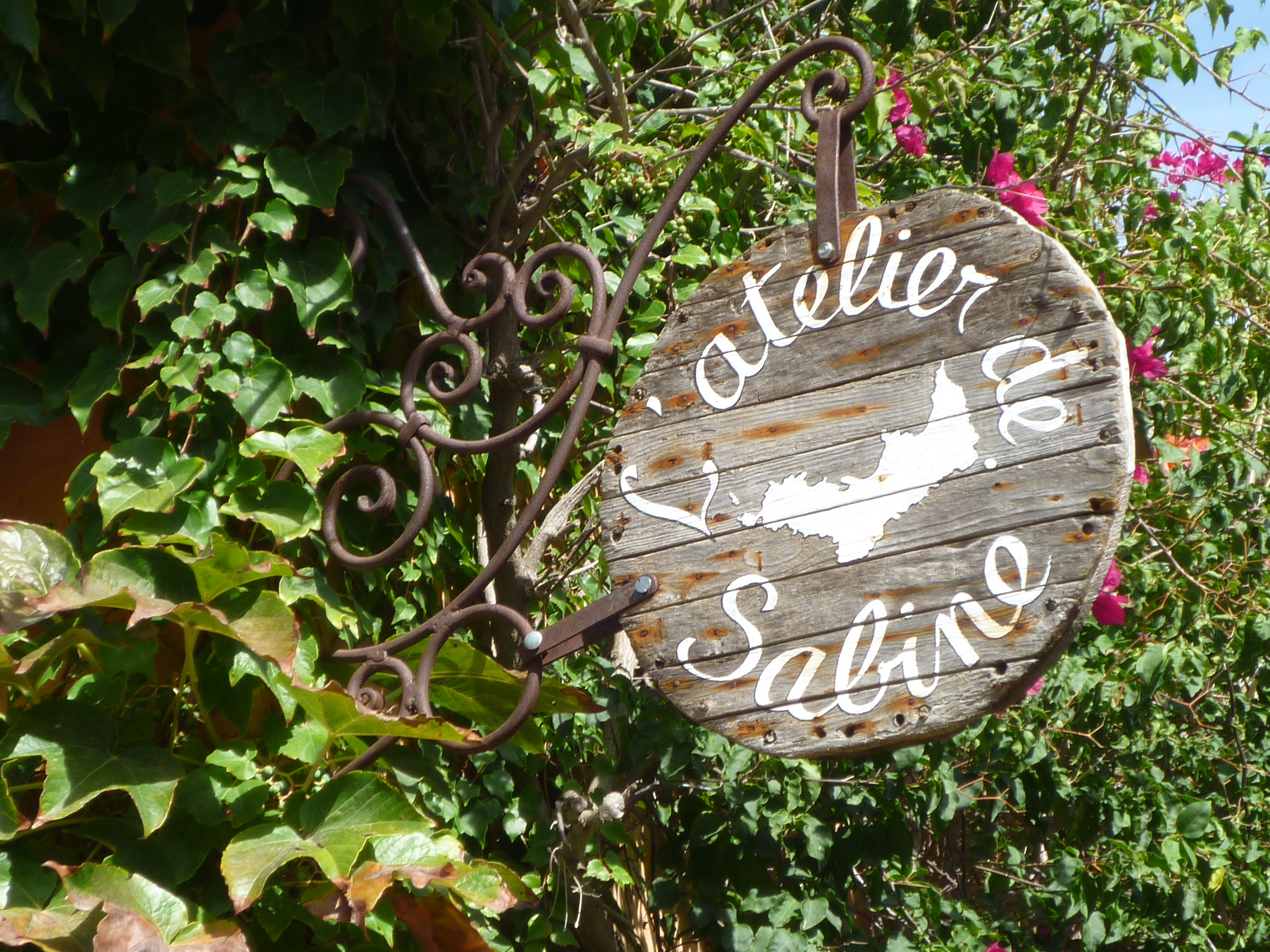 L'Atelier de Sabine Artisanat île de Porquerolles peintures aquarelles bijoux cartes postales livres vêtements souvenirs Parc National - sabine chautard