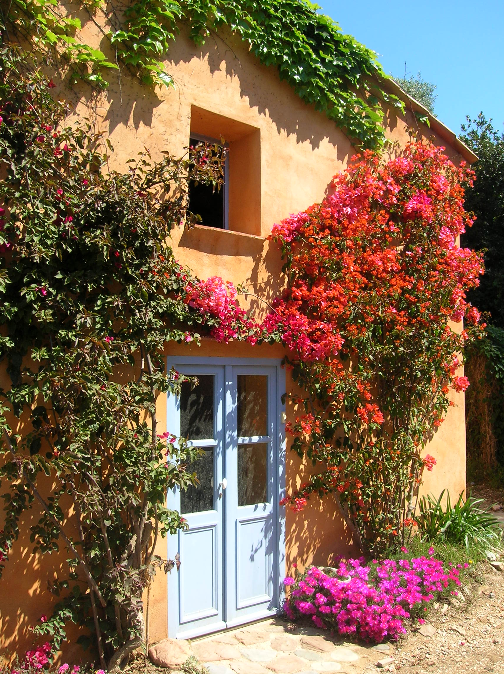 L'Atelier de Sabine Artisanat île de Porquerolles peintures aquarelles bijoux cartes postales livres vêtements souvenirs Parc National - sabine chautard