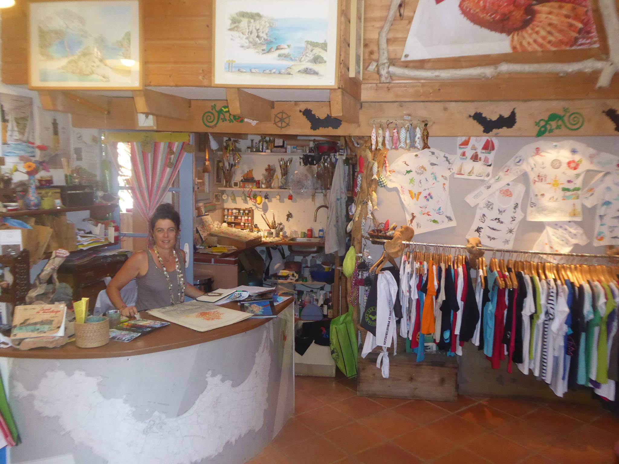 L'Atelier de Sabine Artisanat île de Porquerolles peintures aquarelles bijoux cartes postales livres vêtements souvenirs Parc National - sabine chautard
