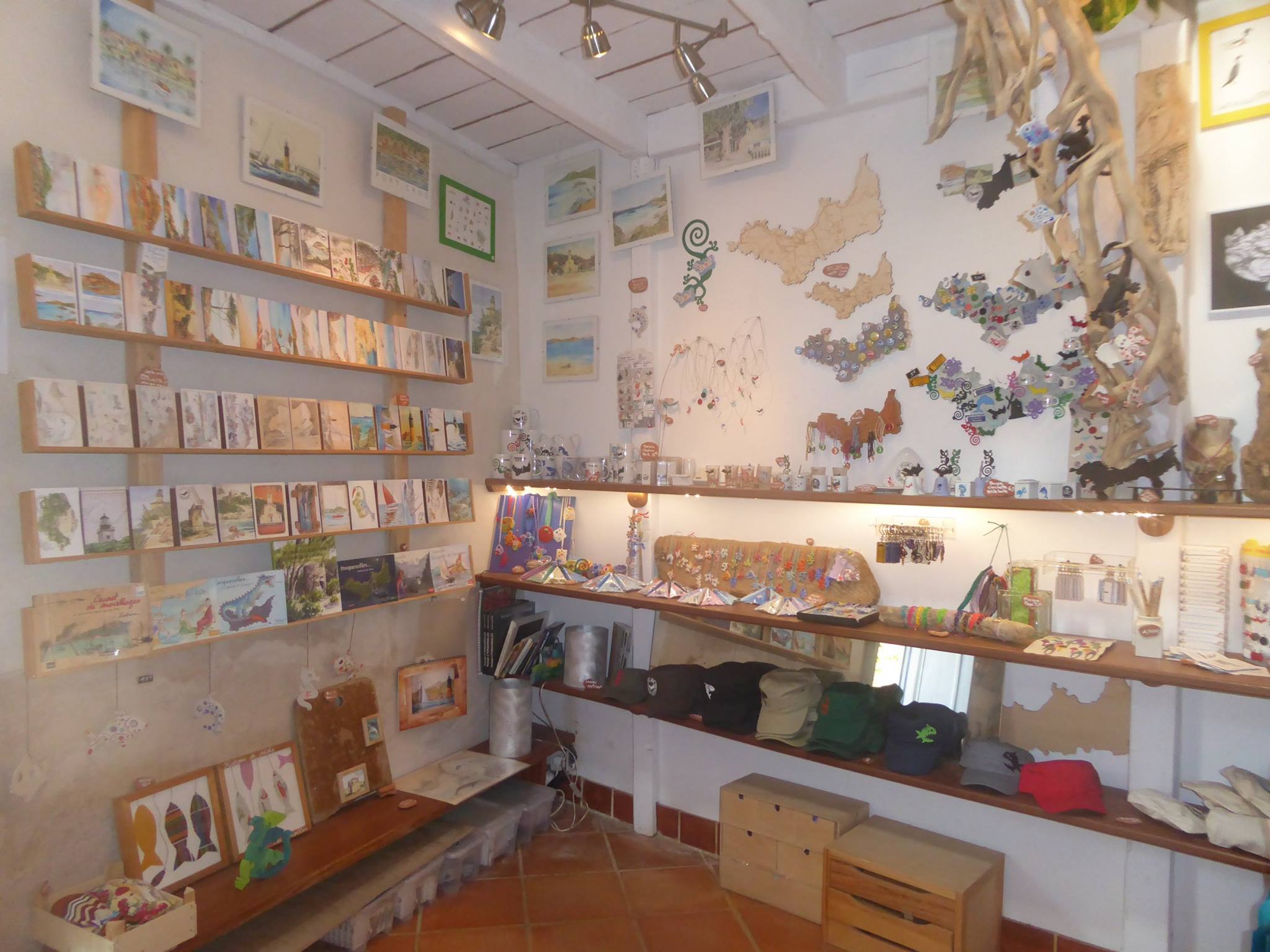 L'Atelier de Sabine Artisanat île de Porquerolles peintures aquarelles bijoux cartes postales livres vêtements souvenirs Parc National - sabine chautard