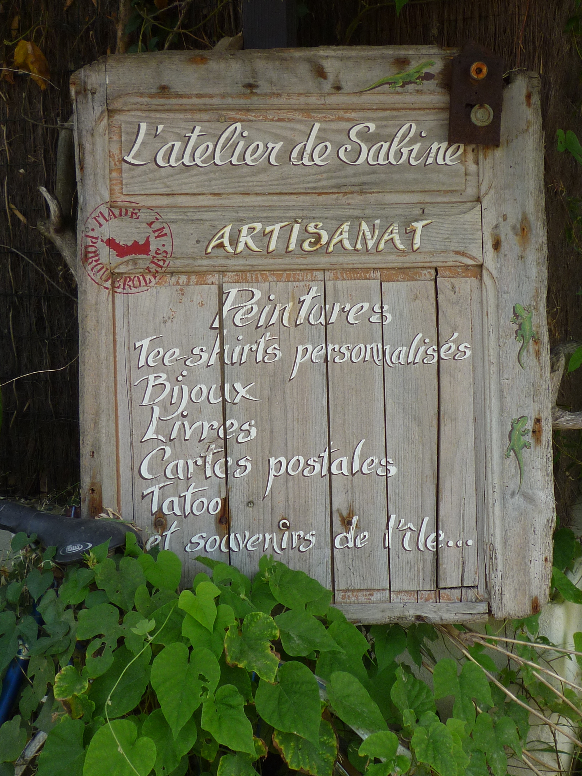 L'Atelier de Sabine Artisanat île de Porquerolles peintures aquarelles bijoux cartes postales livres vêtements souvenirs Parc National - Sabine Chautard