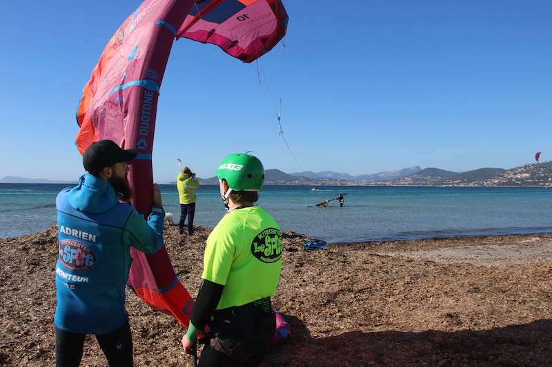 Cours-kitesurf-depart-plage-Le-Spot-Kitecenter - Le spot kitecenter