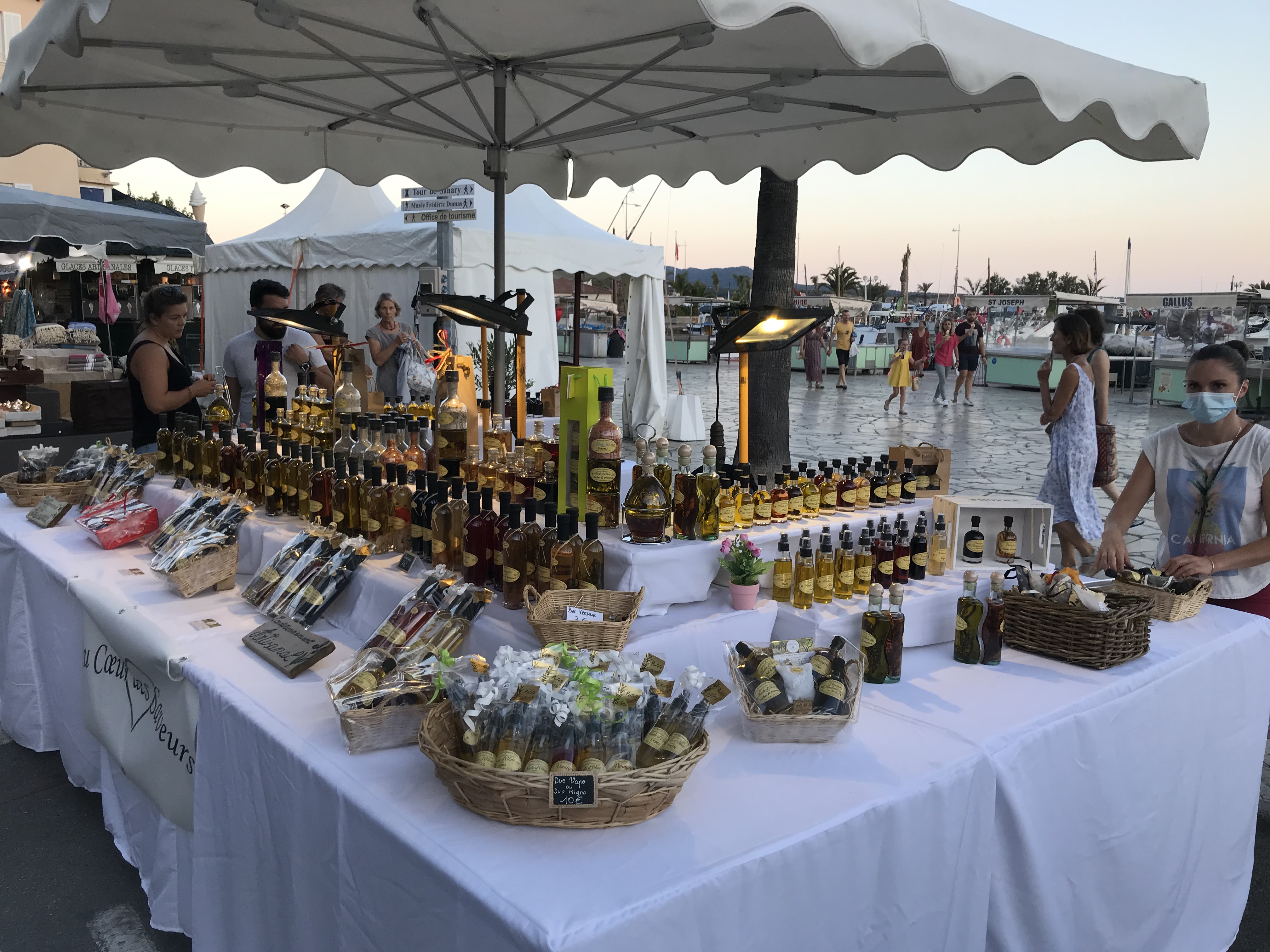 stand marché nocturne sanary - au coeur des saveurs
