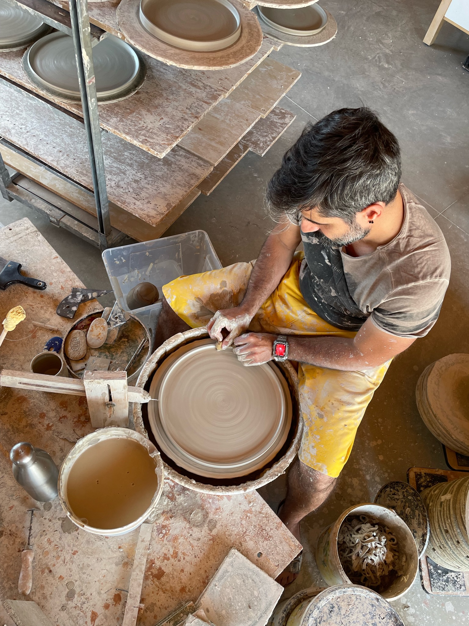 Gilbert en plein tournage d'assiettes - Gilbert Céramic