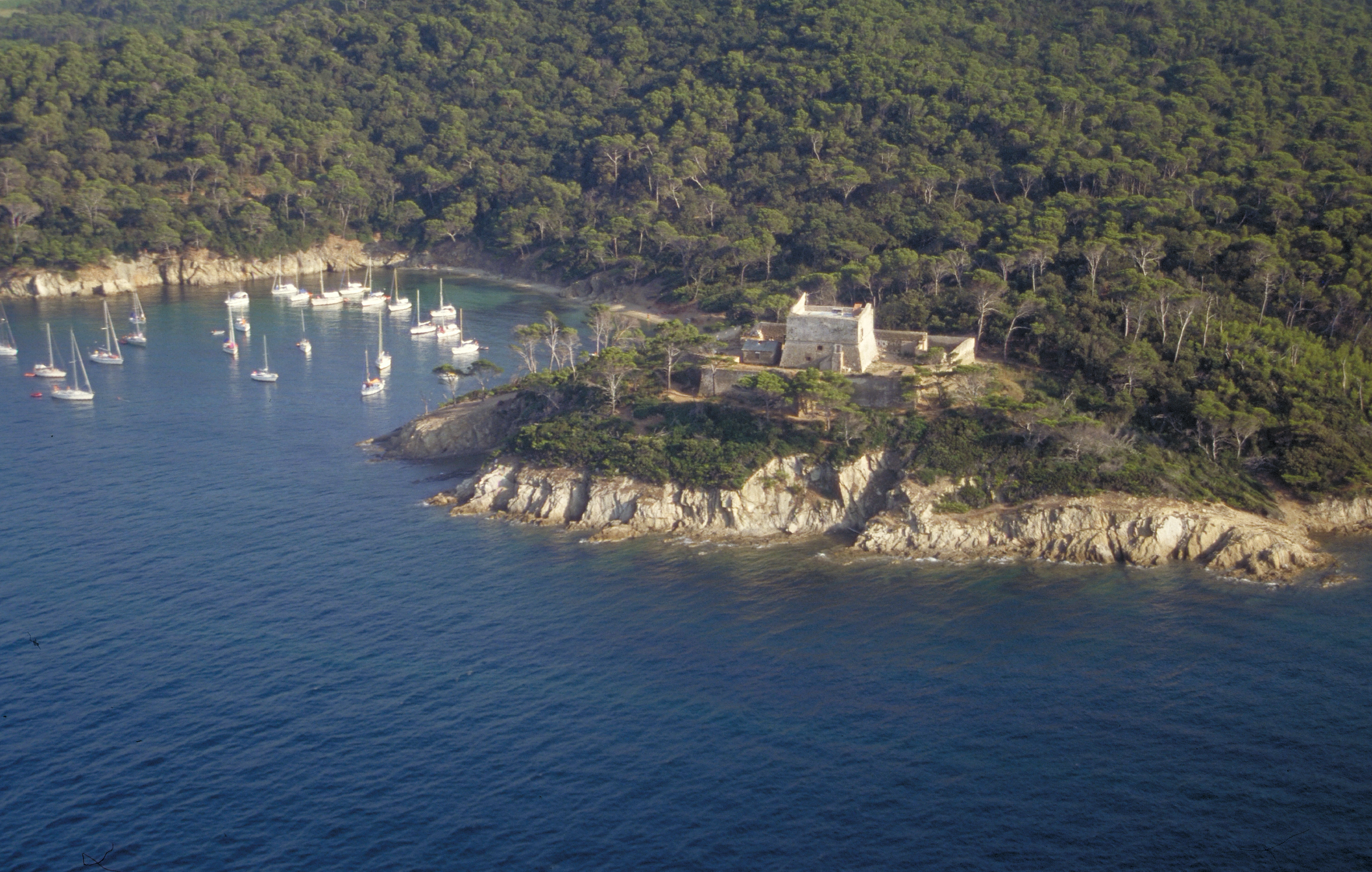 Vue aérienne du fort et de la baie de l'Alycastre - Philippe Robert