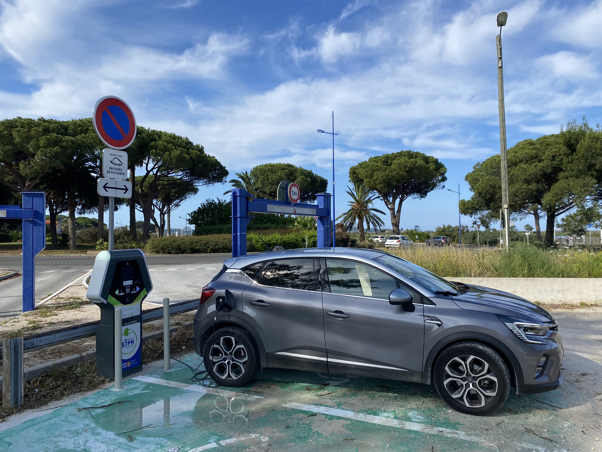 Une borne de recharge électrique - Julien Veyssade - Hyères Tourisme