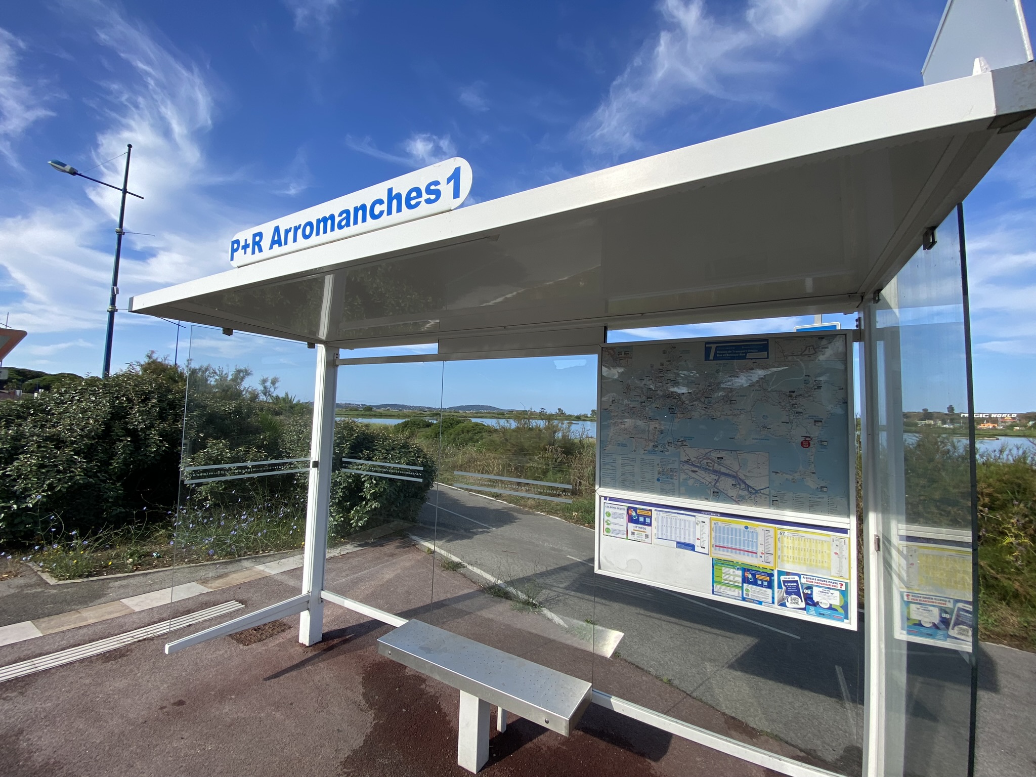 A quelques mètres de l'arrêt de bus 67 en direction de Porquerolles - Julien Veyssade - Hyères Tourisme