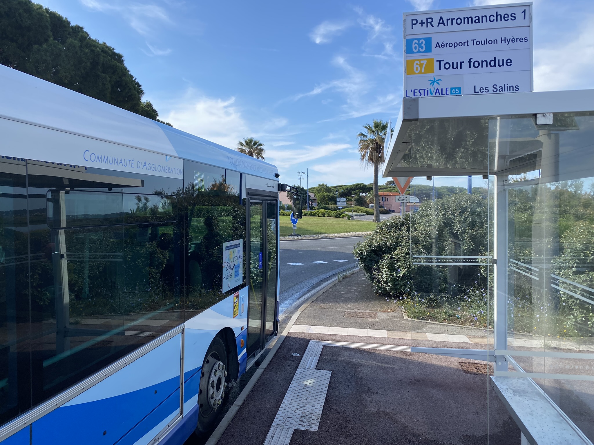 A quelques mètres de l'arrêt de bus 67 en direction de Porquerolles - Julien Veyssade - Hyères Tourisme