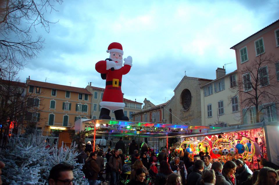 Tournée du Père Noël dans les fractions et les quartiers - Tournée du Père Noël dans les fractions et les quartiers