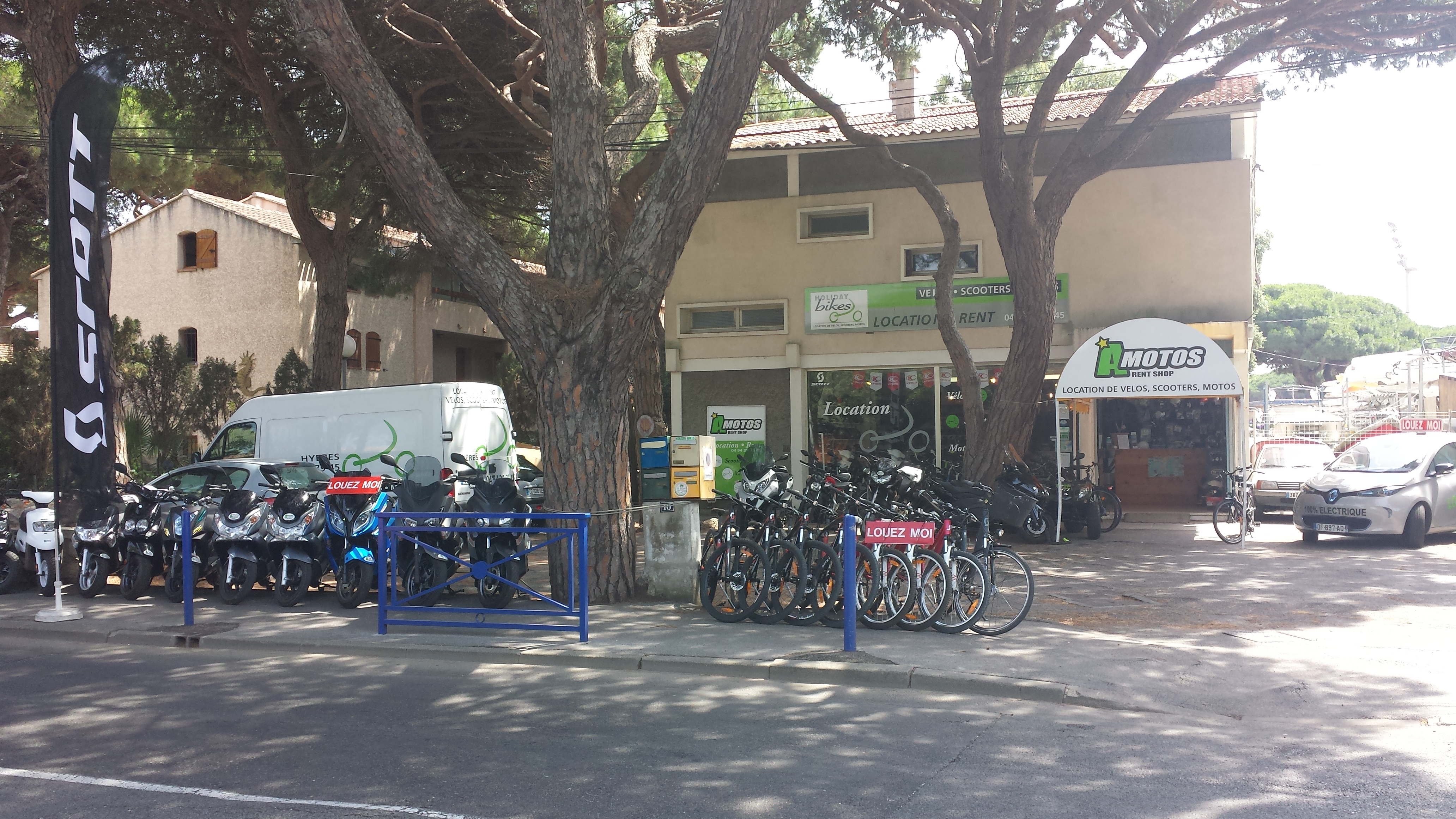 A Motos-location de vélo et Moto Hyeres Port - Ed Maughan