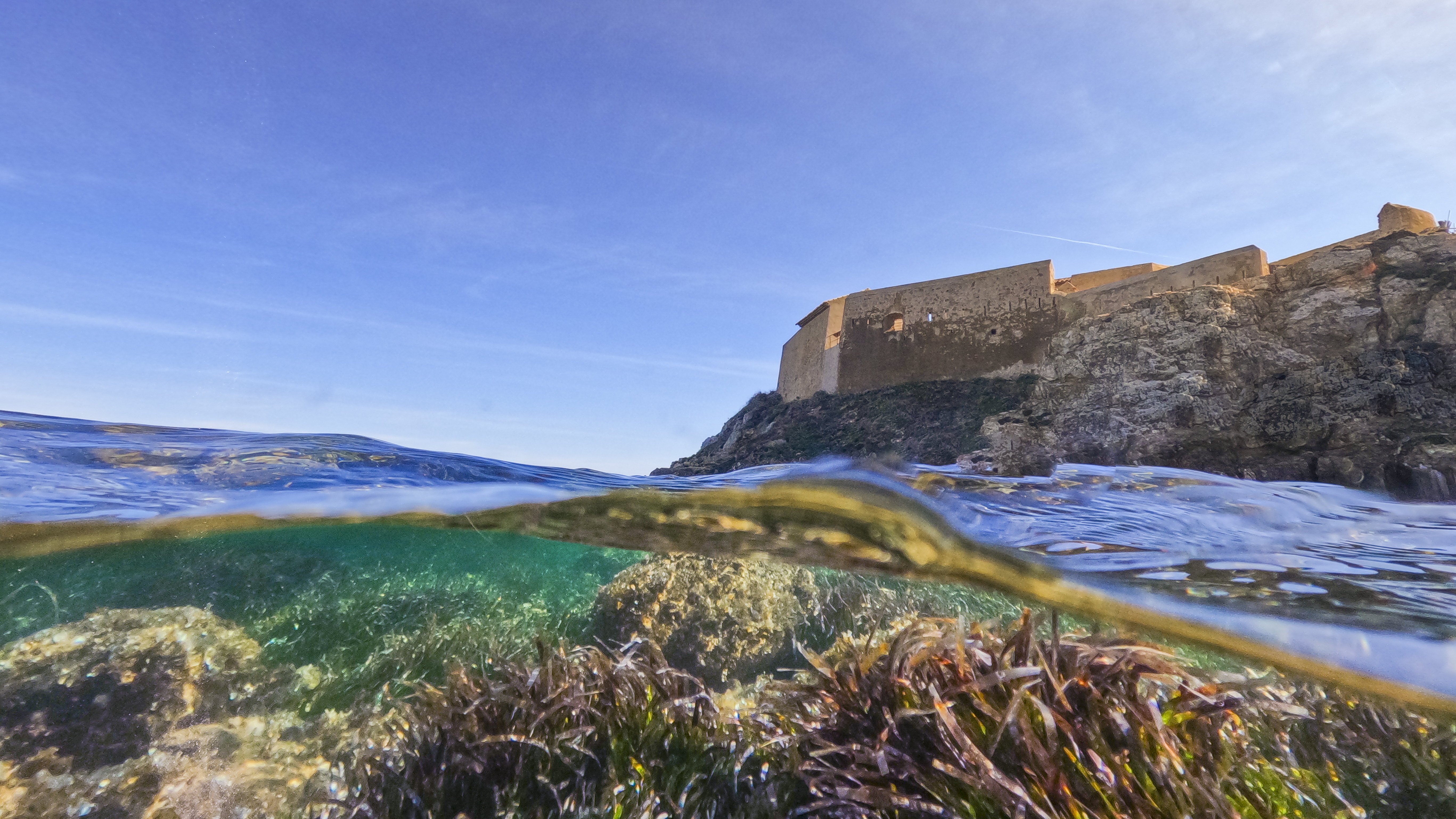 Photo mi-air mi-eau du Fort du Pradeau - Lola Doux