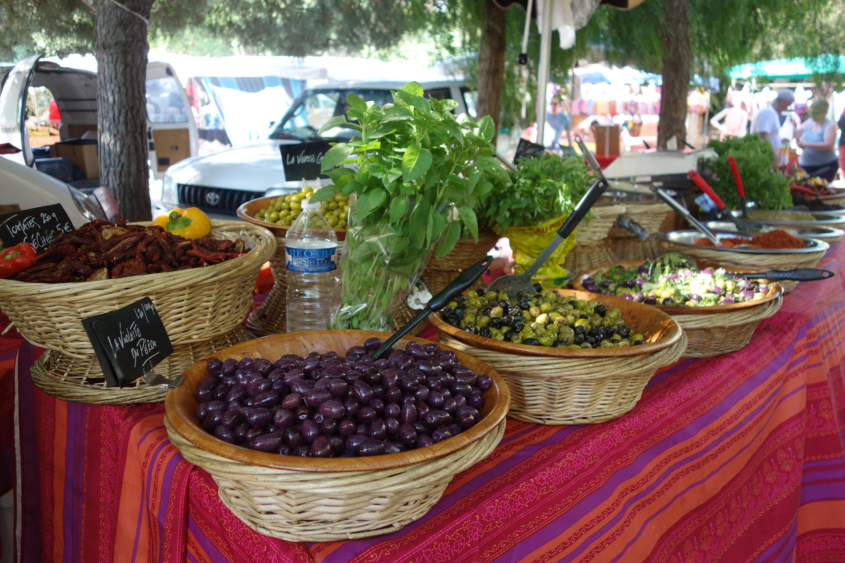 Le marché de Giens - Place St Pierre en hiver, et sur le parking en été - Le marché de Giens