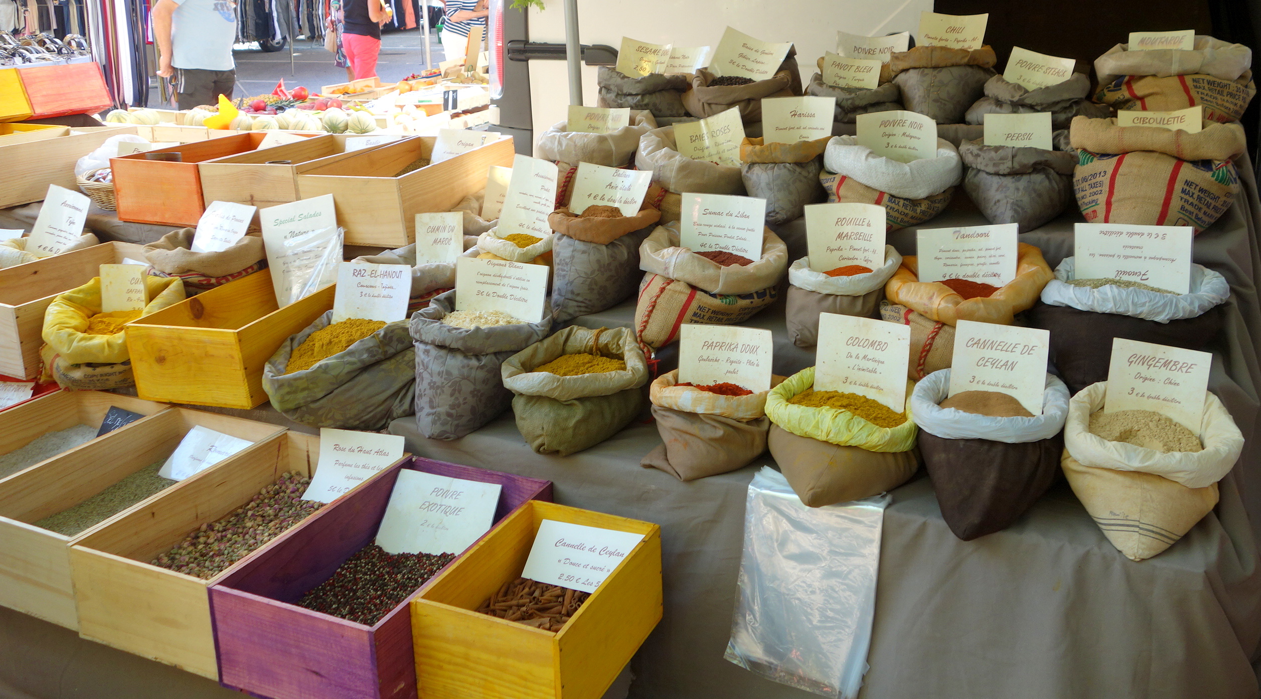 Le marché de Giens - Place St Pierre en hiver, et sur le parking en été - Le marché de Giens