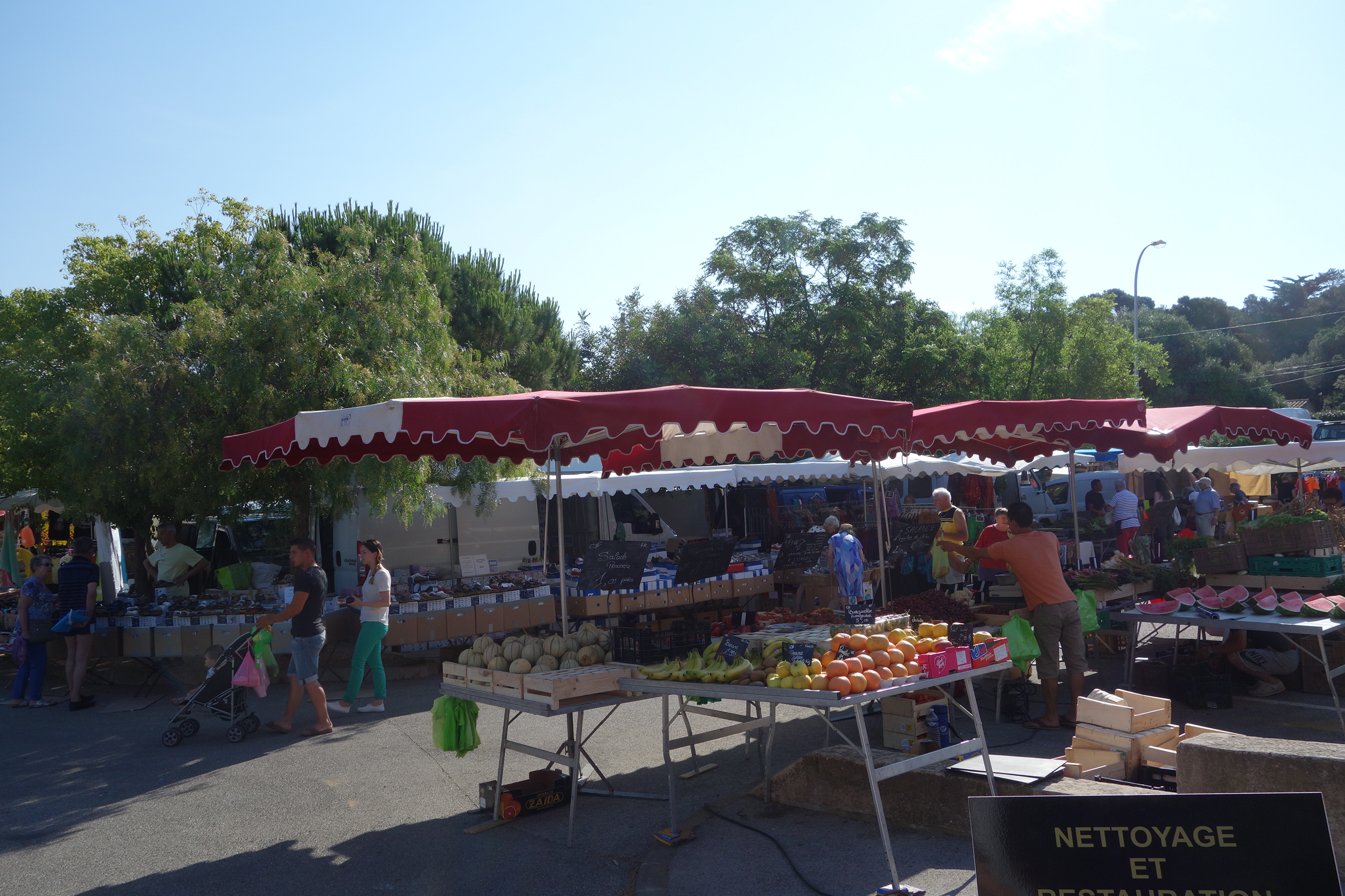 Le marché de Giens - Place St Pierre en hiver, et sur le parking en été - Le marché de Giens