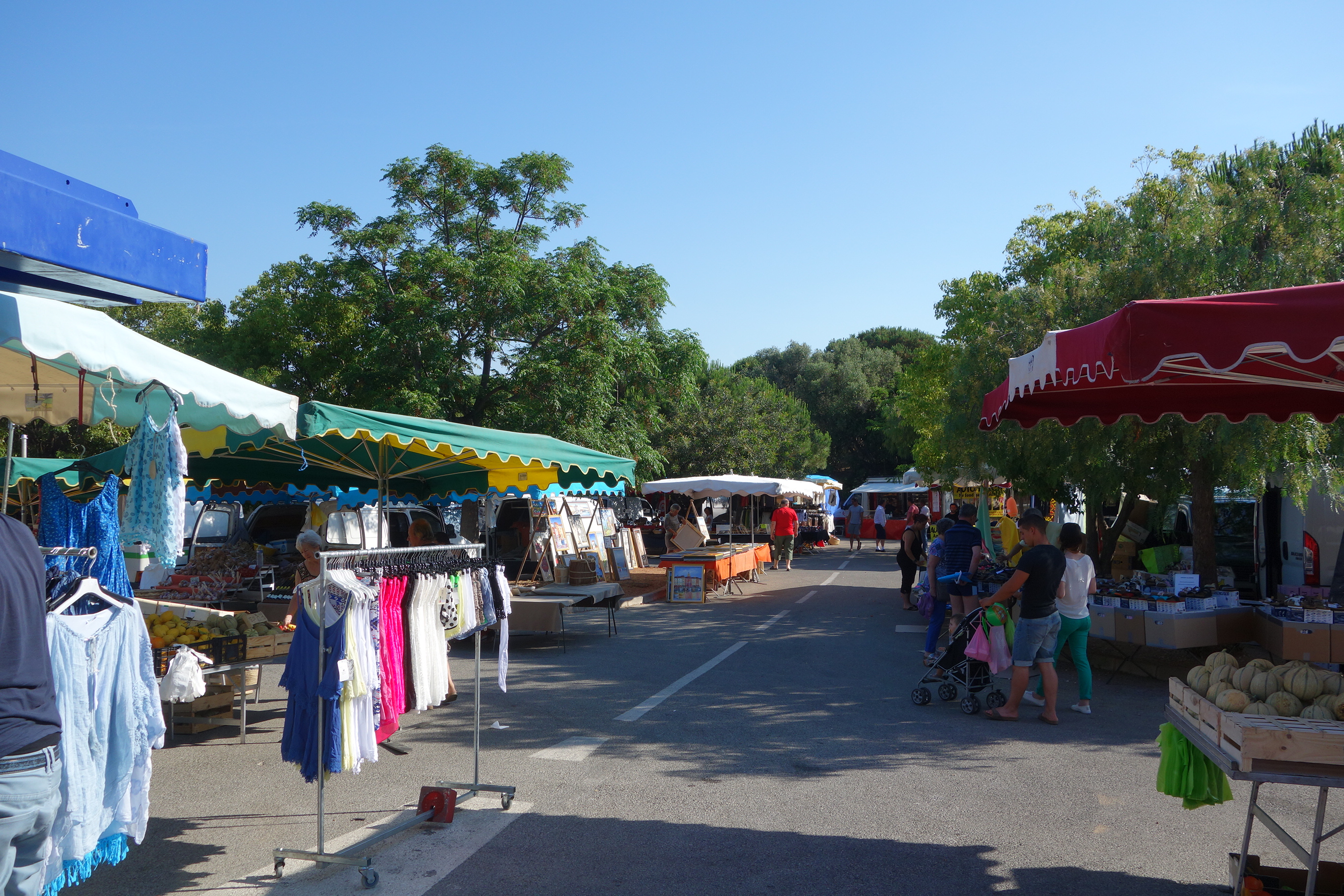 Le marché de Giens - Place St Pierre en hiver, et sur le parking en été - Le marché de Giens