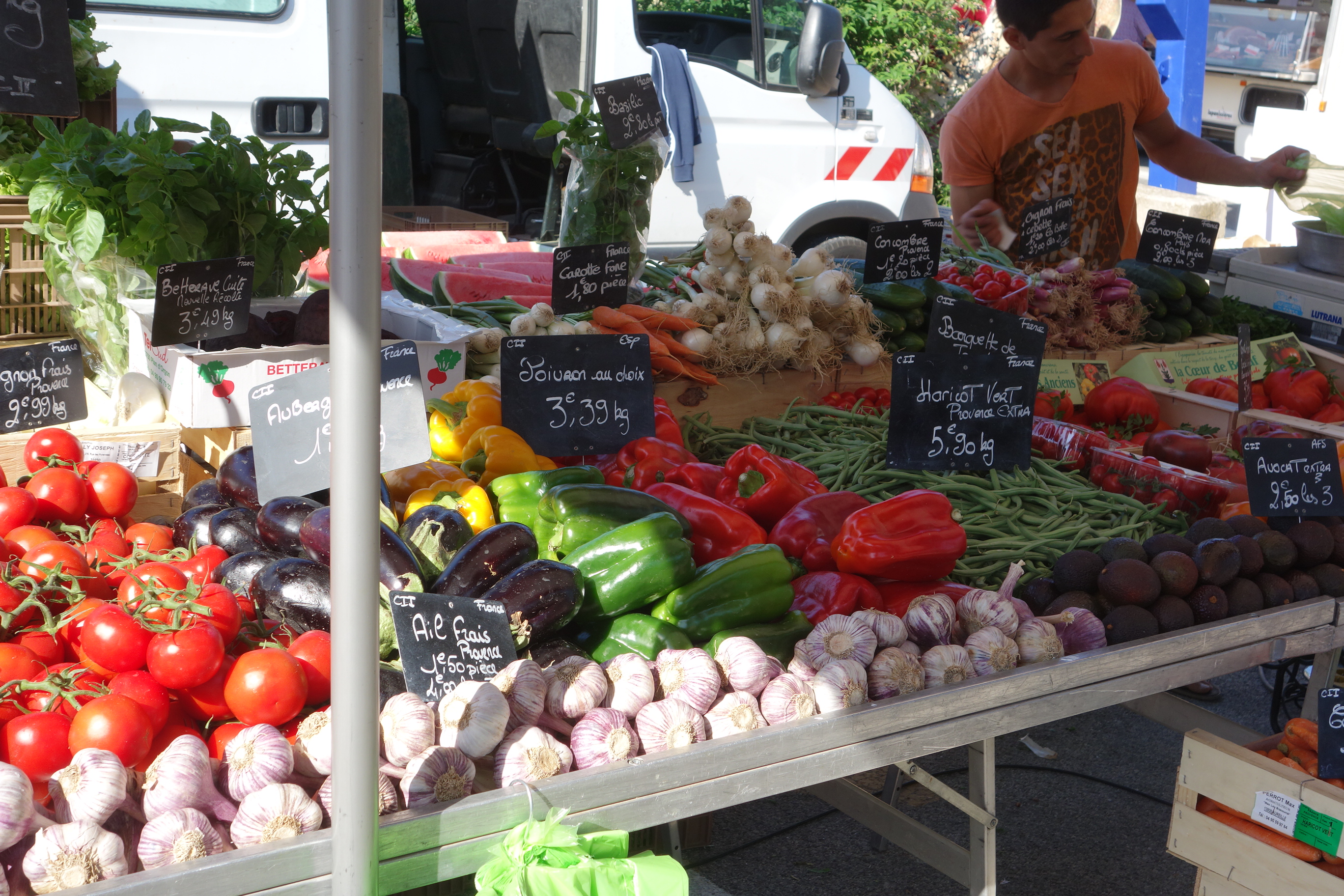 Le marché de Giens - Place St Pierre en hiver, et sur le parking en été - Le marché de Giens