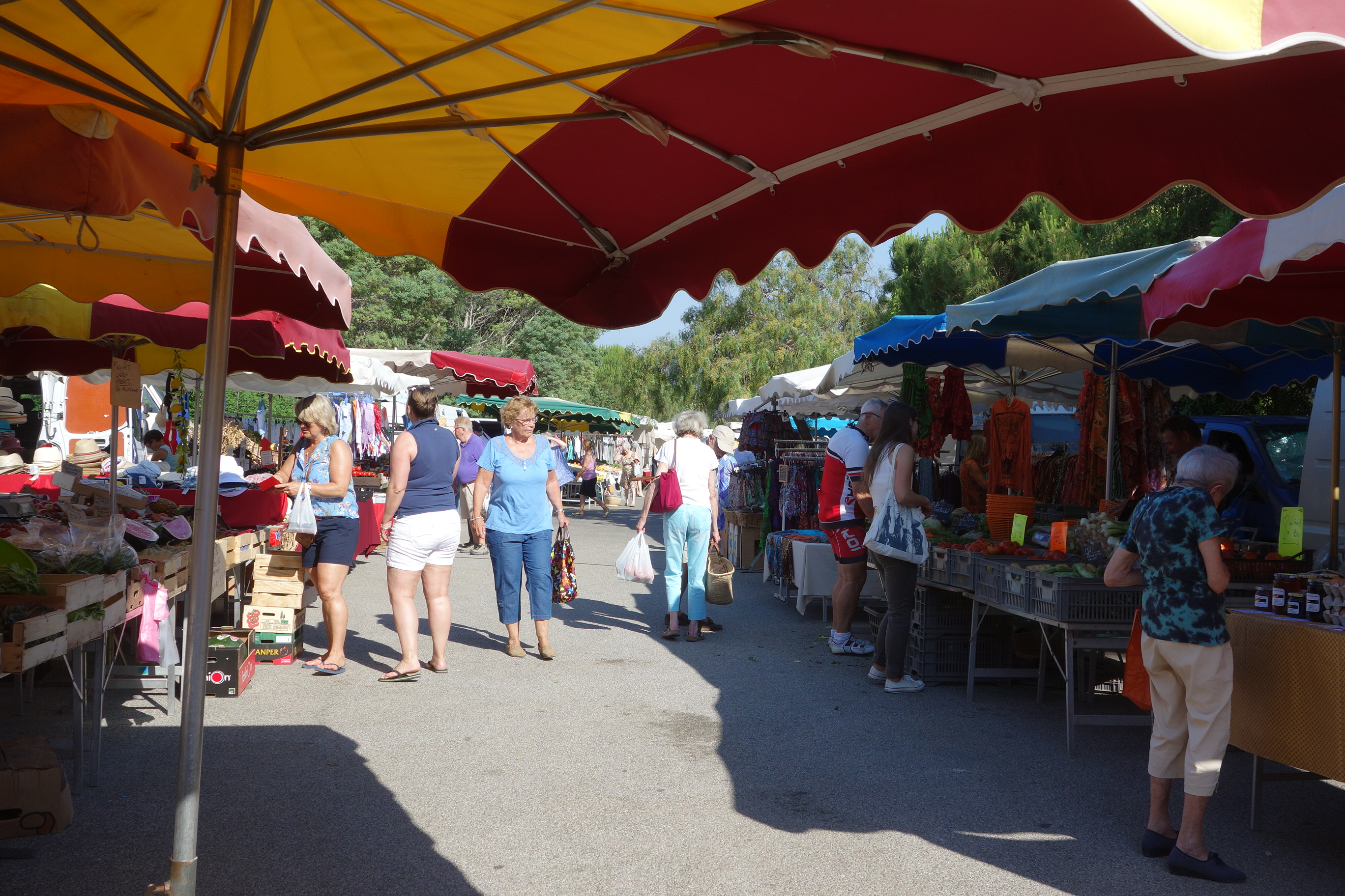 Le marché de Giens - Place St Pierre en hiver, et sur le parking en été - Le marché de Giens