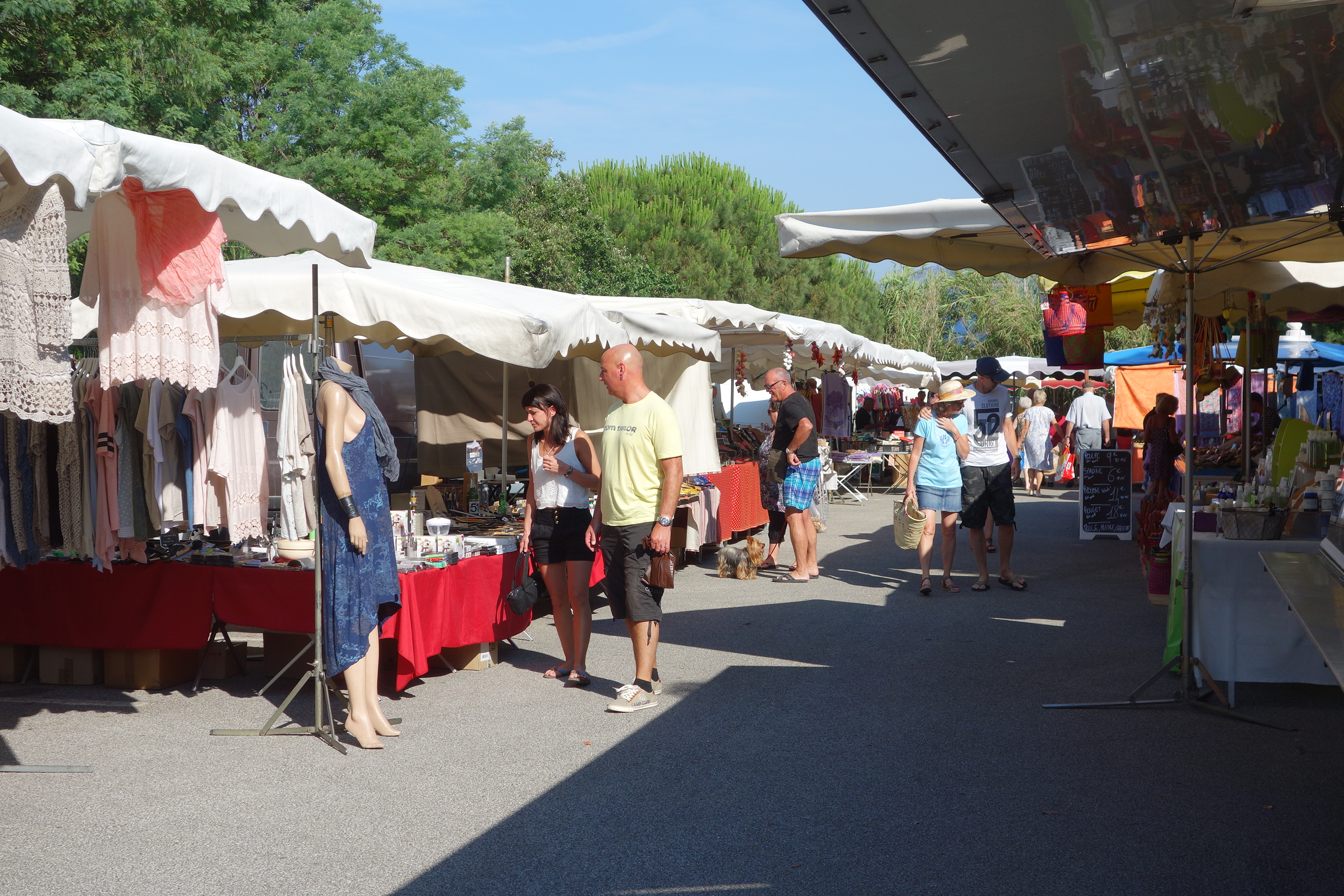 Le marché de Giens - Place St Pierre en hiver, et sur le parking en été - Le marché de Giens