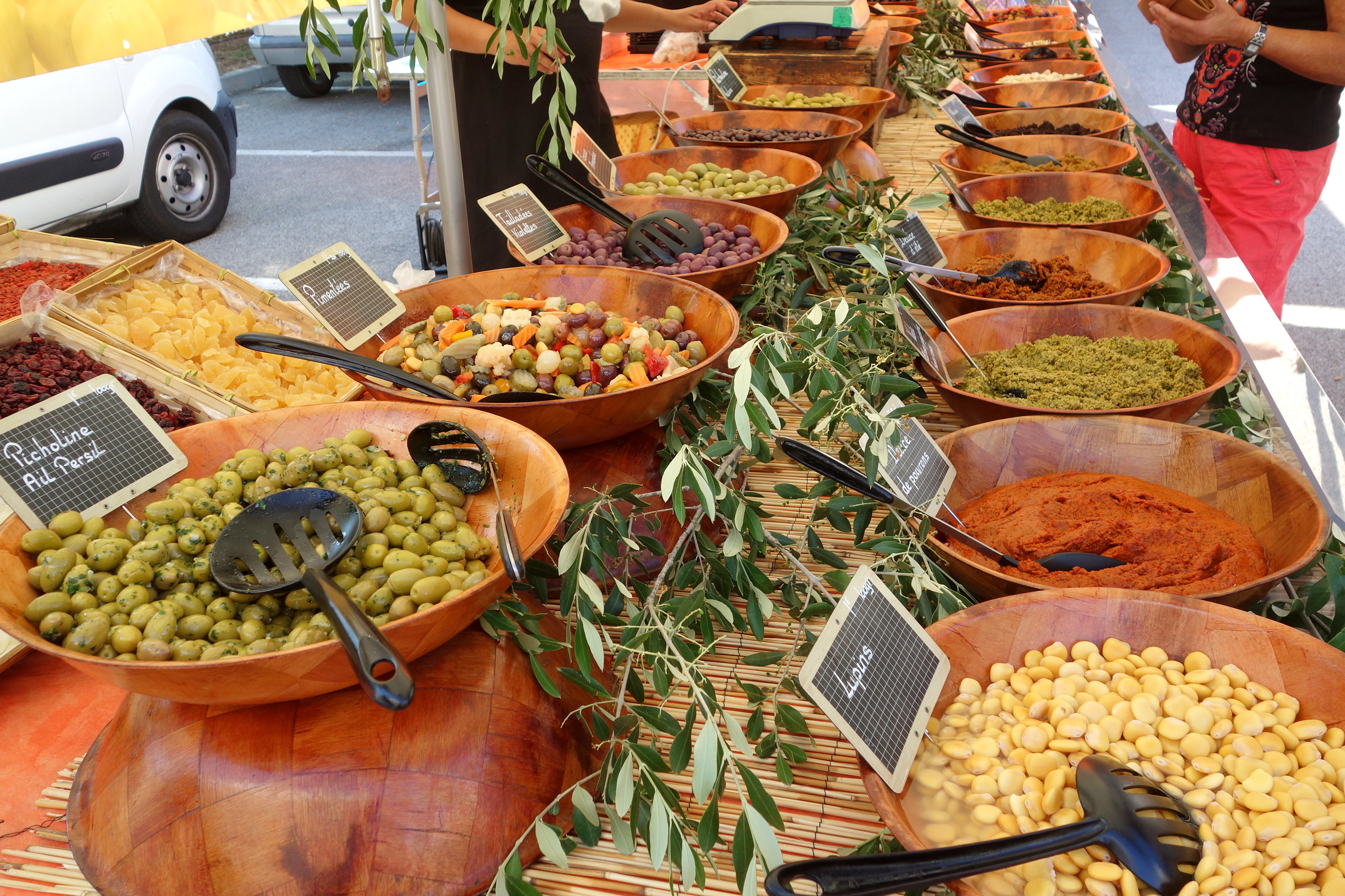 Le marché de Giens - Place St Pierre en hiver, et sur le parking en été - Le marché de Giens