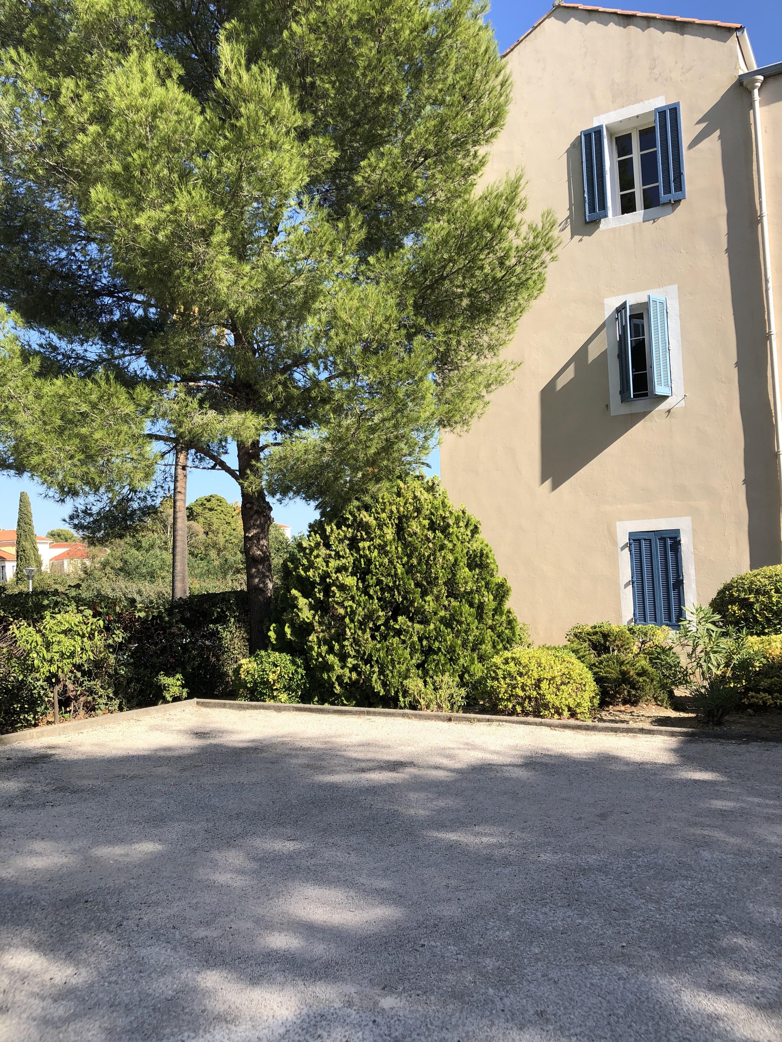 Parking dans la résidence - Cécile Barboux