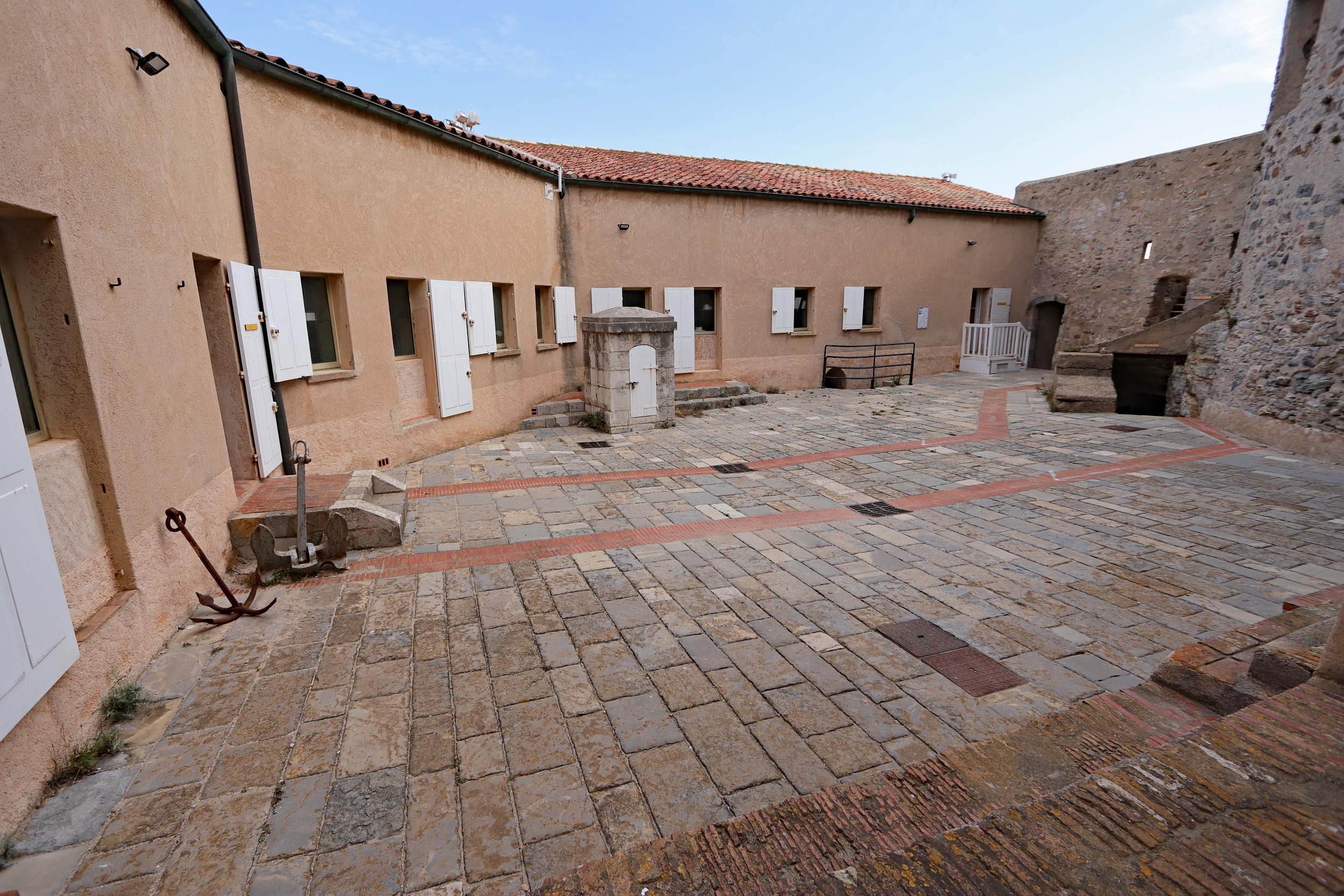 Cour du Fort Sainte-Agathe - M. Gasquy - Parc national de Port-Cros