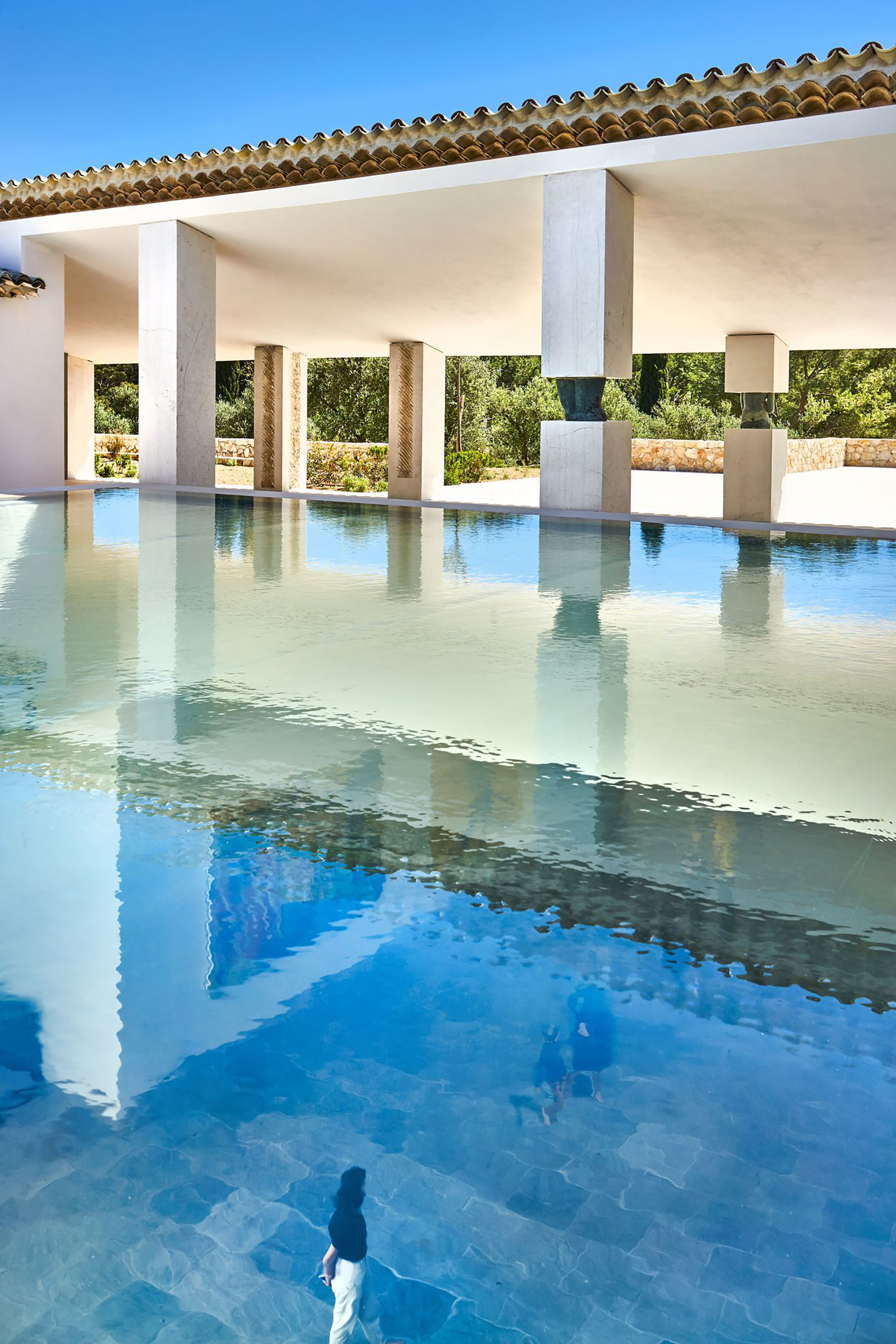 Miroir d'eau de la Villa Carmignac sur l'île de Porquerolles (Var, France) - © Fondation Carmignac - Photo : Laurent Lecat