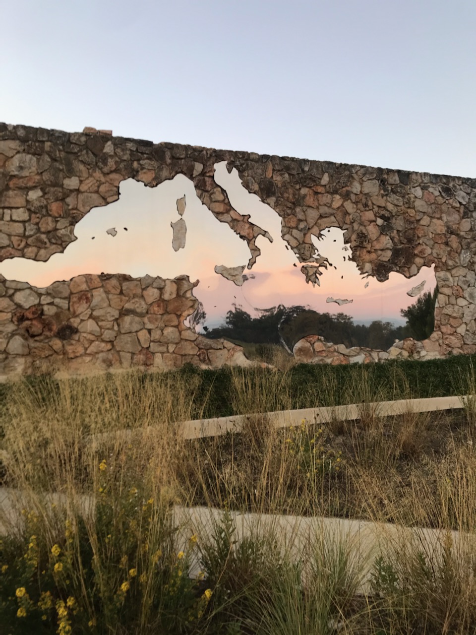 Jean Denant, La Traversée, 2018 Inox polimiroir 8 X 3,5 m - © Jean Denant - Photo : Camille Gasser
