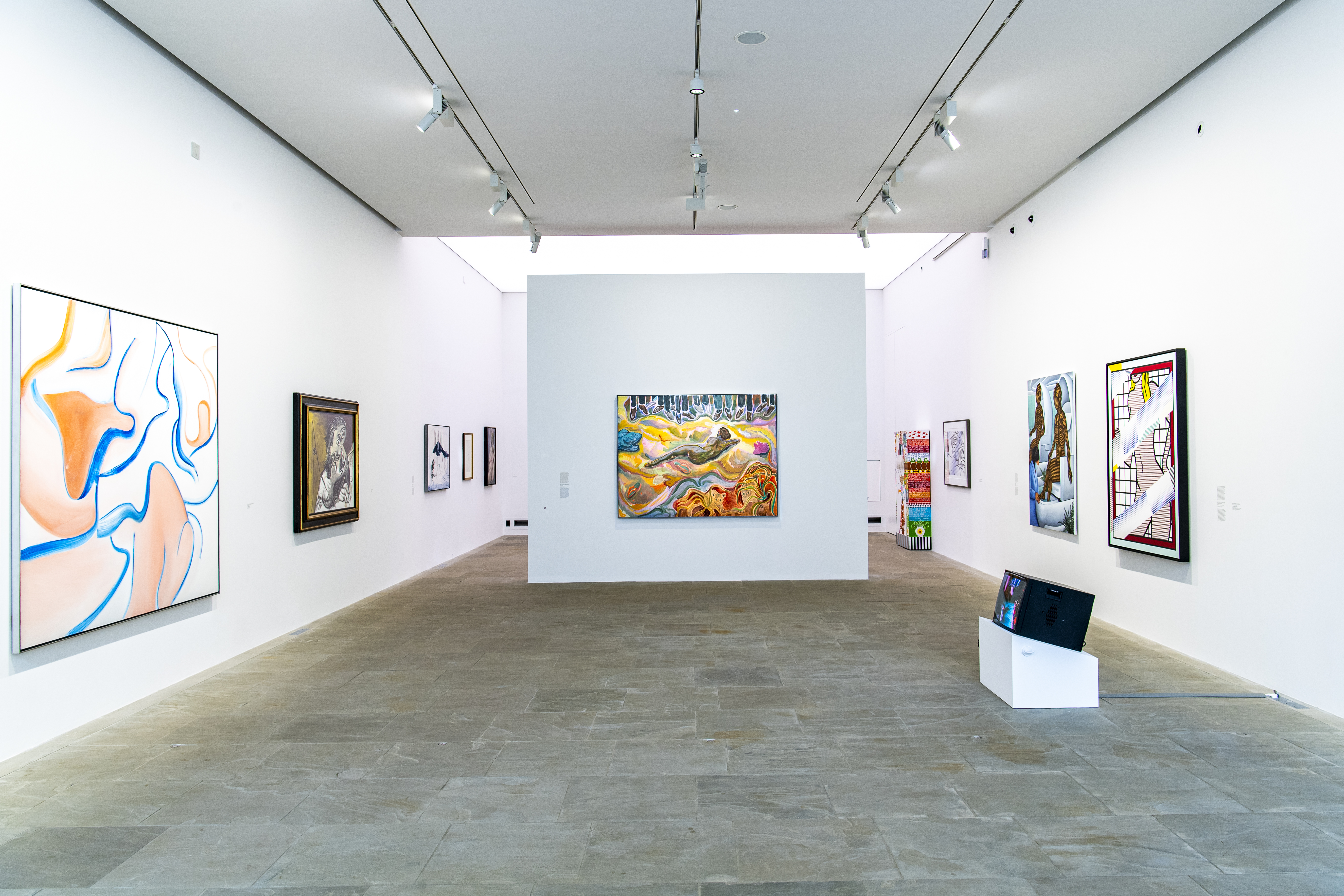 Vue d'exposition The Infinite Woman, Villa Carmignac Willem De Kooning, Untitled XLIII, 1983, Collection Carmignac Pablo Picasso, Femme nue couchée jouant avec un chat, 1964 . Nahmad Collection Michael Armitage, #mydressmychoice, 2015, Courtesy Whit - Thibaut Chapotot / Fondation Carmignac