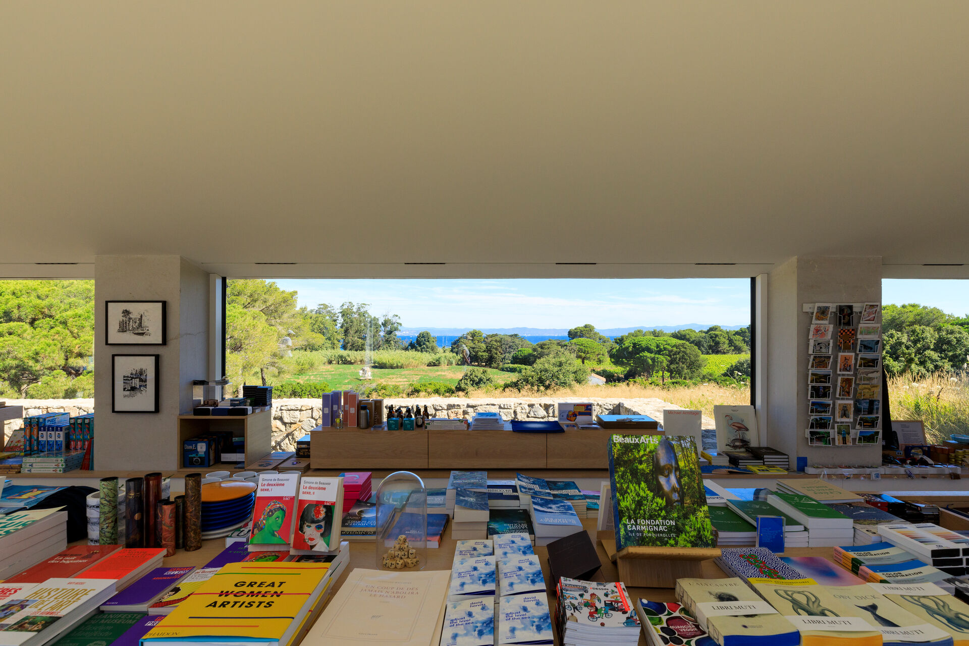 Librairie de la Villa Carmignac sur l'île de Porquerolles (Var, France) - © Fondation Carmignac – Photo : Camille Moirenc