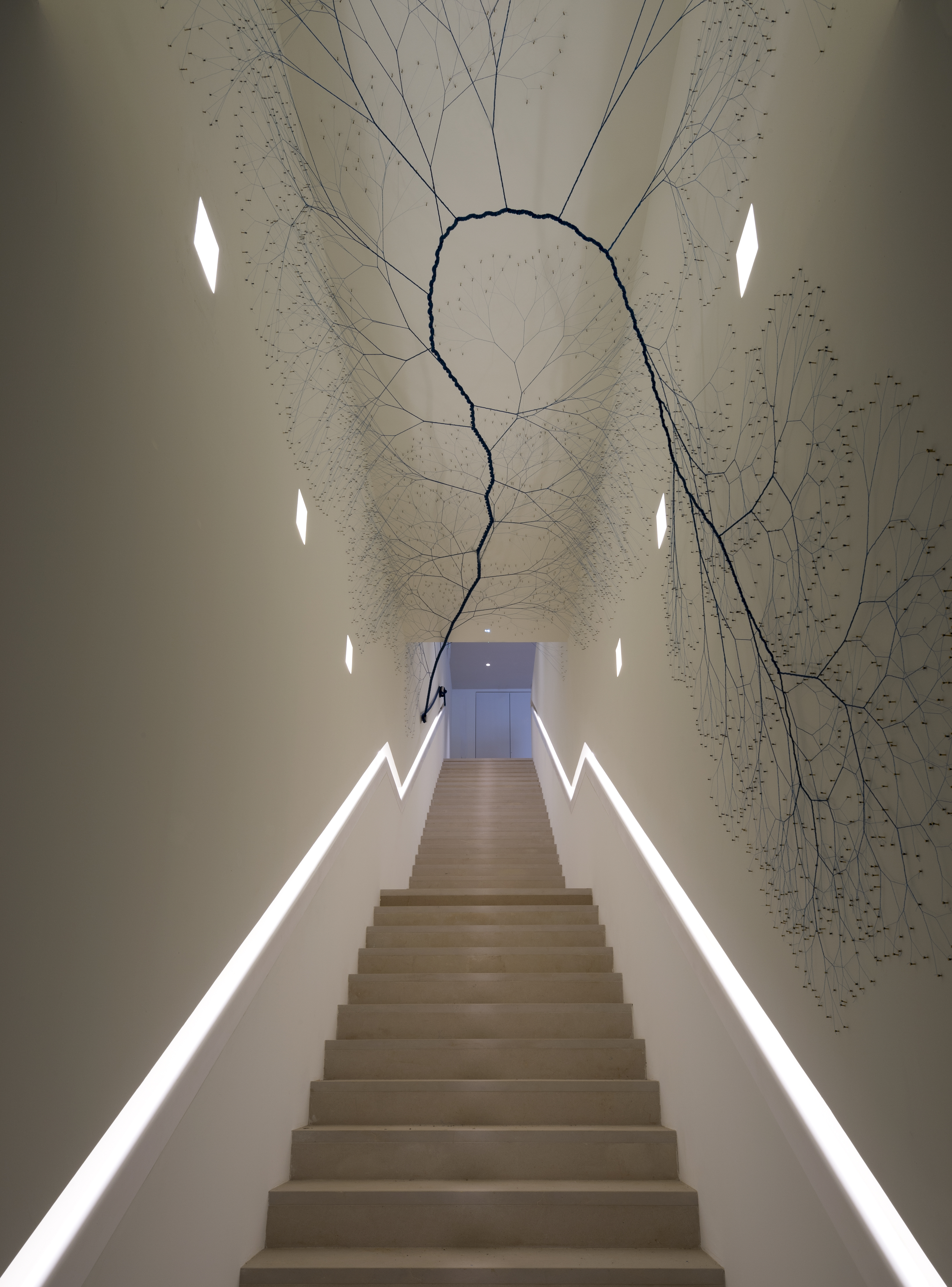 Janaina Mello LANDINI, Ciclotrama 50 (Wind), 2018 20 mètres de corde de nylon polyethylene et polyester de 22mm de diamètre, environ 4100 clous en laiton, un taquet en marbe et un winch en marbre 5 x 2,5 x 3,3 m - © Janaina Mello Landini - Photo : Marc Domage