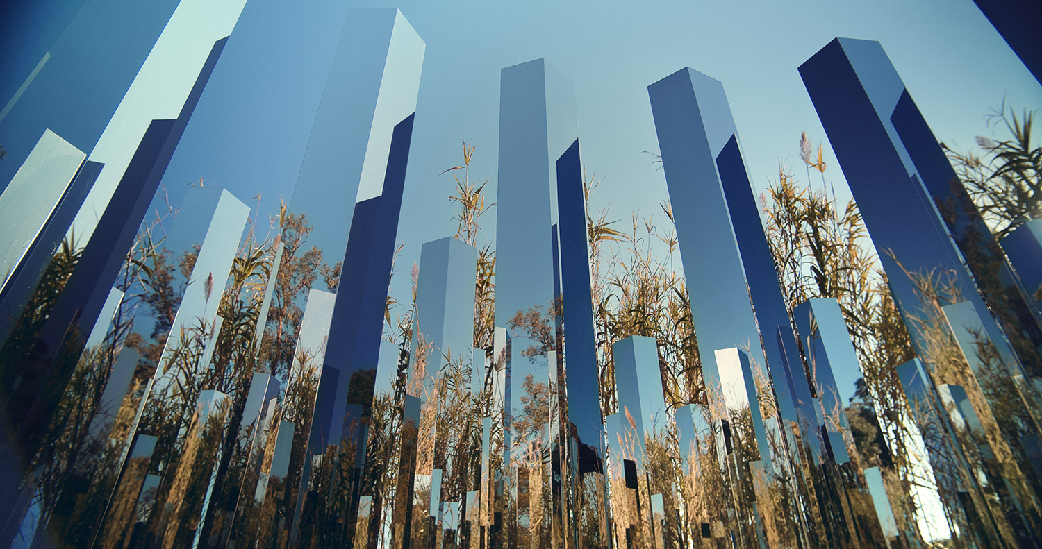 Jeppe Hein, Path of Emotions, 2018 Stèles en poli miroir Envergure : 15m – 214 stèles - © Jeppe Hein - Photo : JTM