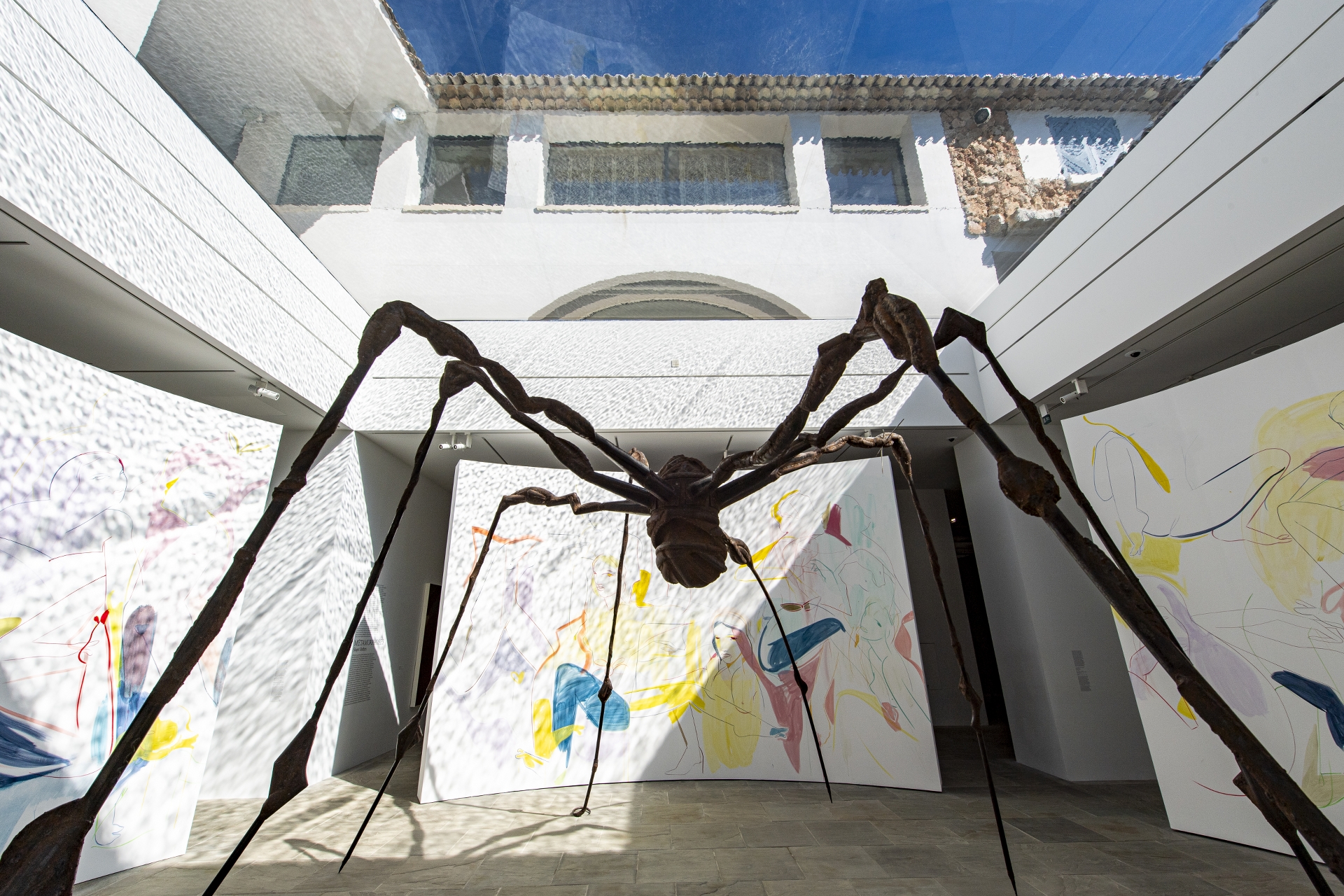 Vue d'exposition The Infinite Woman, Villa Carmignac Louise Bourgeois, Spider (Araignée) Paris Musées / Musée d’Art moderne - © Louise Bourgeois, ADAGP, Paris, 2024 France-Lise McGurn, I’m at that party right now, 2024. Commissioned by Fondation Carmignac Photo : Thibaut Chapotot / Fondation Carmignac