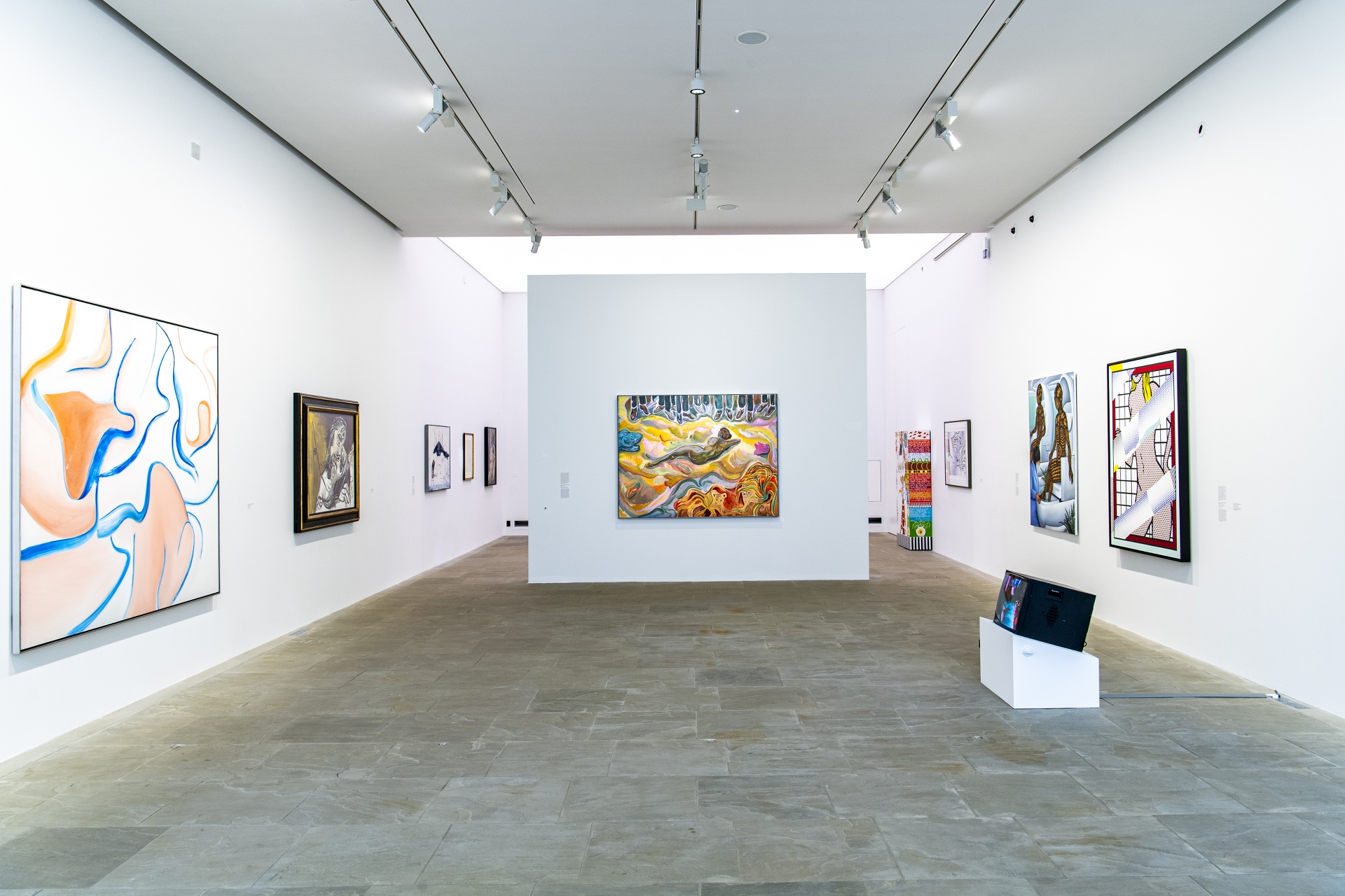 Vue d'exposition The Infinite Woman, Villa Carmignac Willem De Kooning, Untitled XLIII, 1983, Collection Carmignac Pablo Picasso, Femme nue couchée jouant avec un chat, 1964 . Nahmad Collection Michael Armitage, #mydressmychoice, 2015, Courtesy Whit - Photo : Thibaut Chapotot / Fondation Carmignac