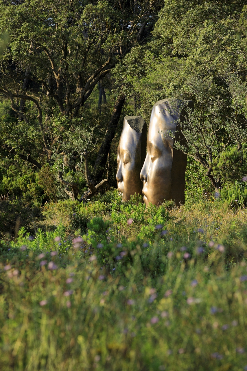 Jaume Plensa, Les Trois Alchimistes, 2018 Bronze et patine naturelle 4 X 1,40 X 1,30 m - © Jaume Plensa - Adagp, Paris, 2024 - Photo : Camille Moirenc