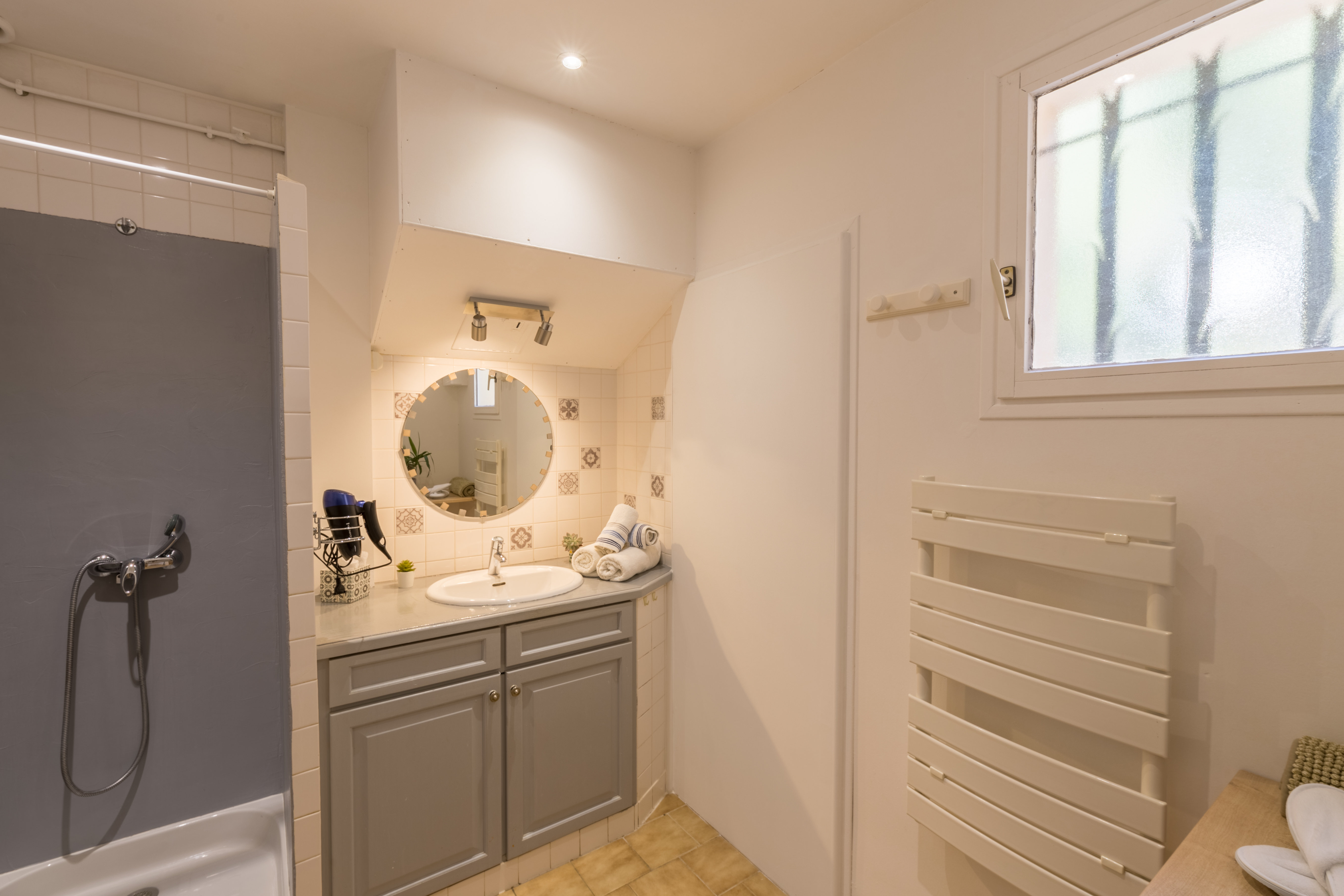 Salle de bain avec douche - Domaine de la Presqu'île de Giens