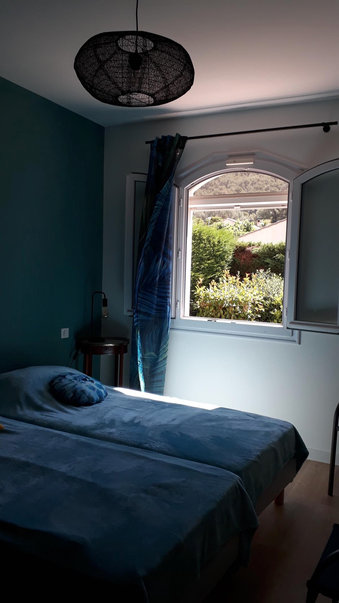 2-Chambre bleue vue colline - Maya.H