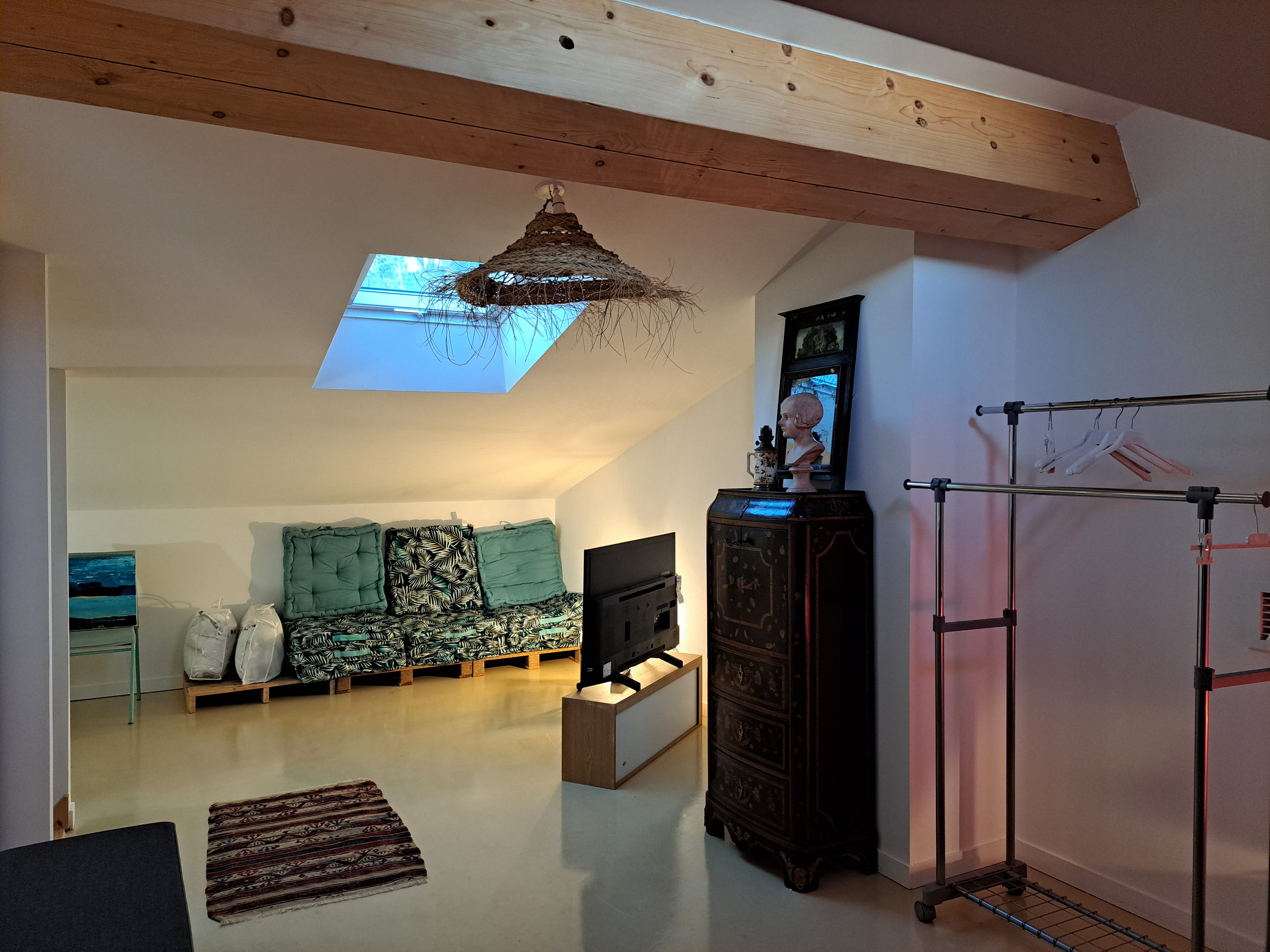 Etage: espace TV et chambre - Maya.H