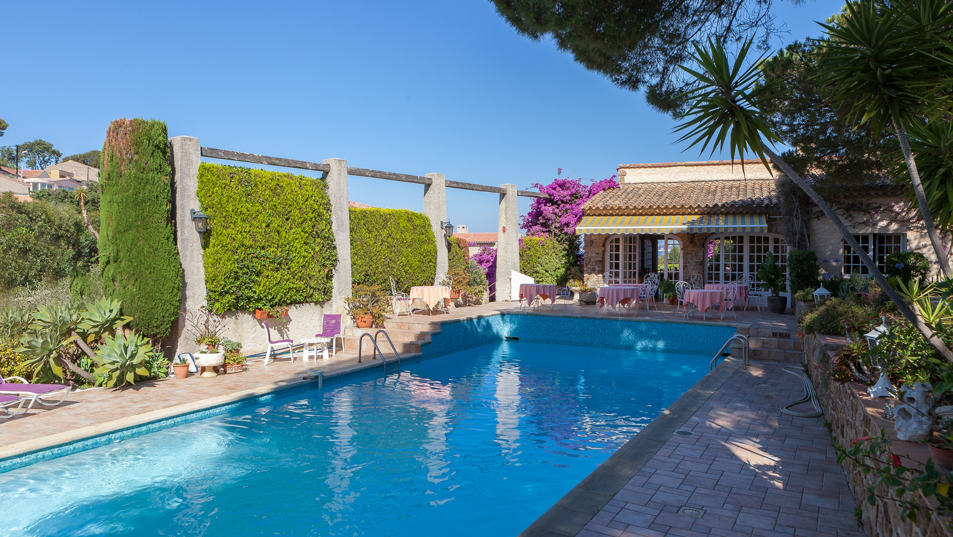 La piscine de l'hôtel l'Escapade au Pradet (Port des Oursinières) - Hôtel Escapade