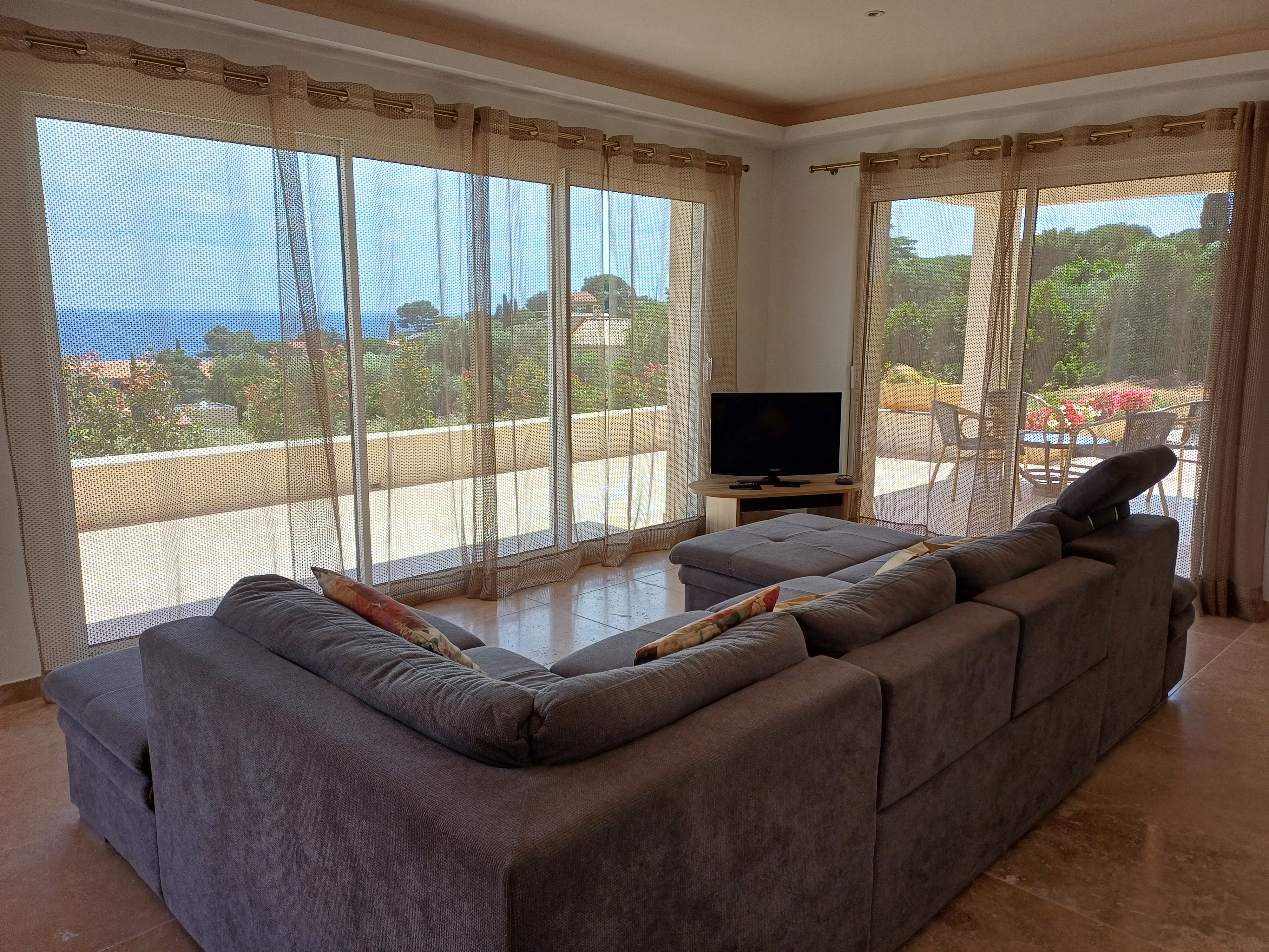 SALON - ANNE BERTELLI