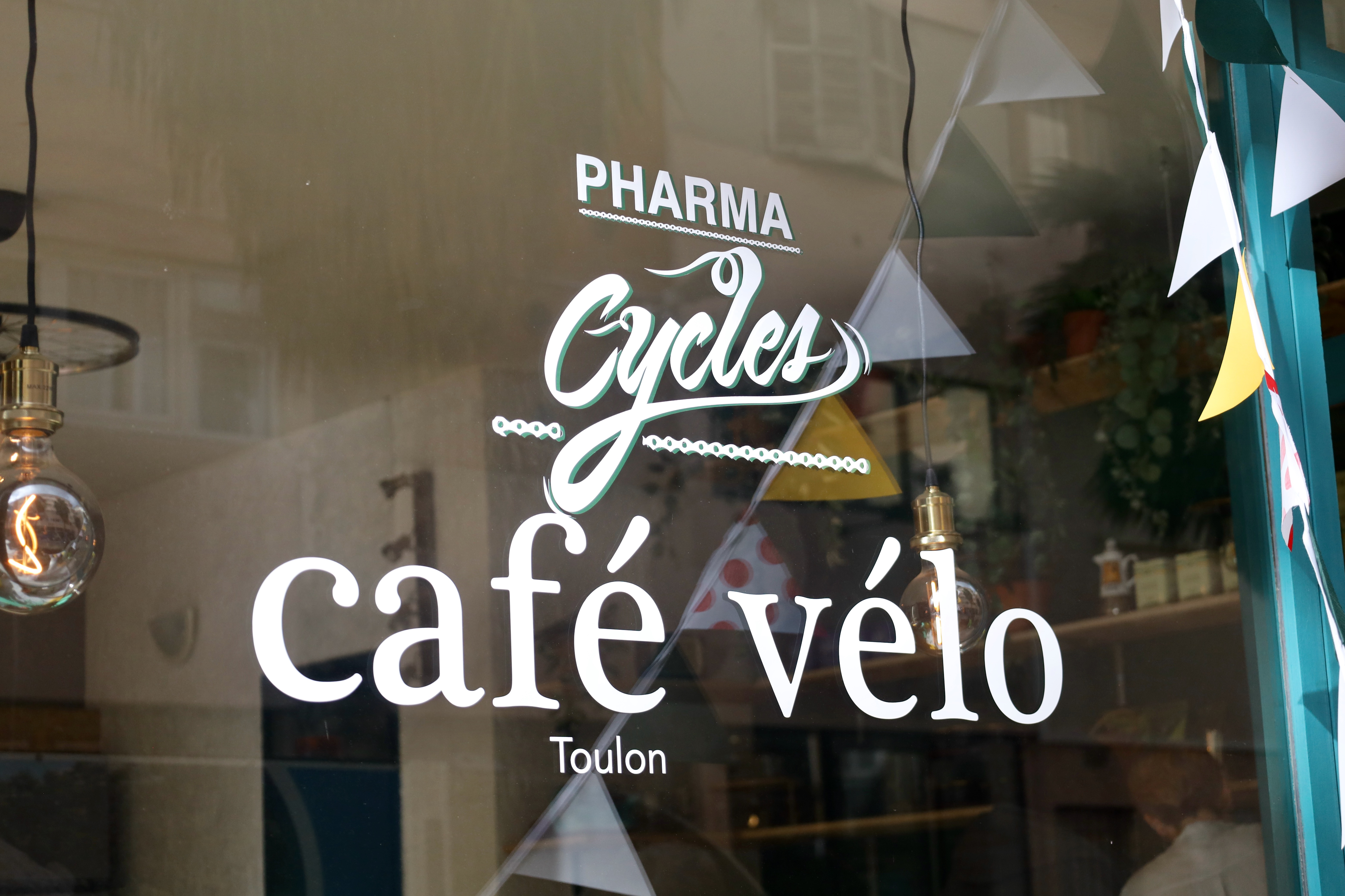 Café-vélo Pharmacyles - vitrine - Pharmacyles