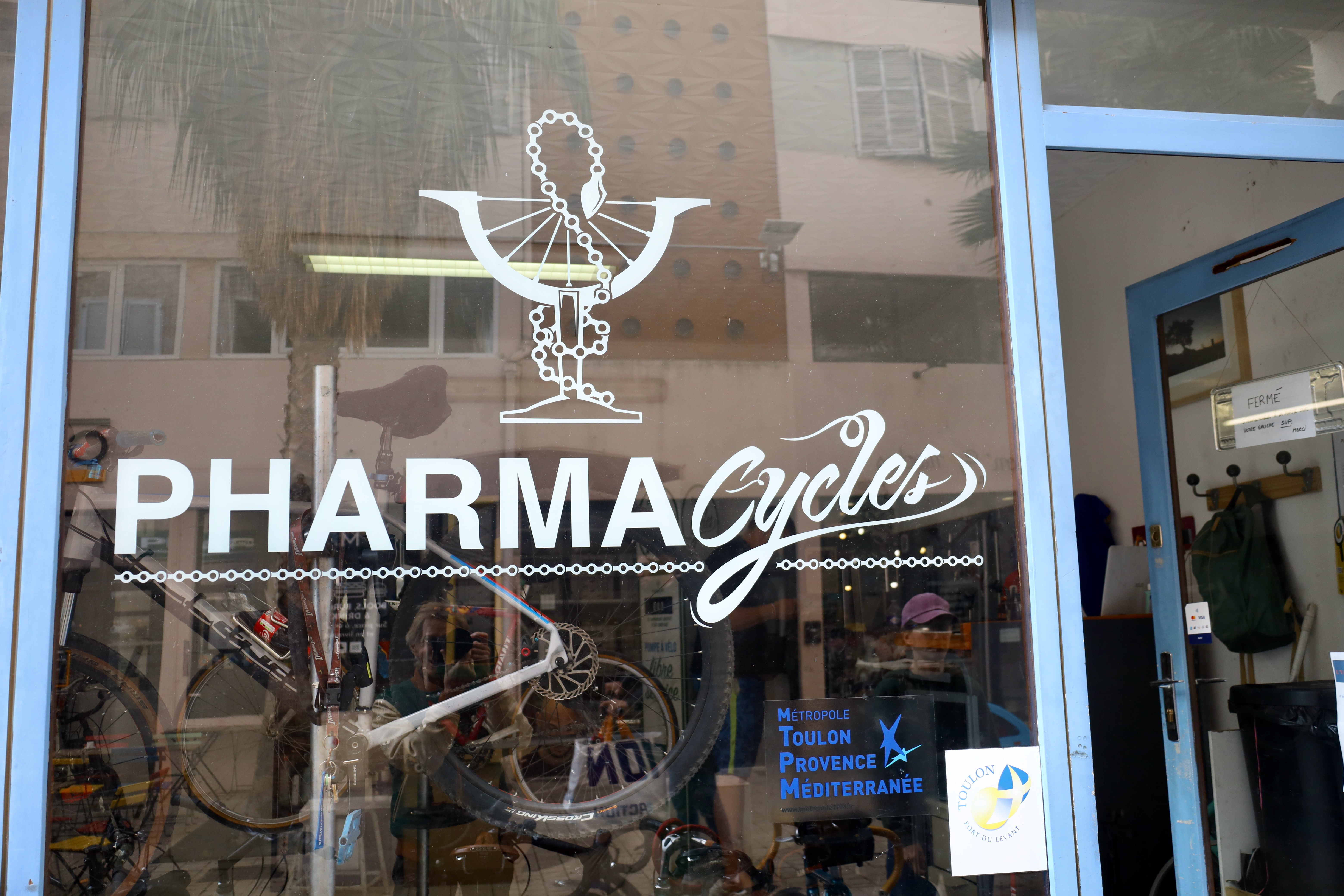 Atelier vélo Pharmacycles - vitrine - Pharmacycles