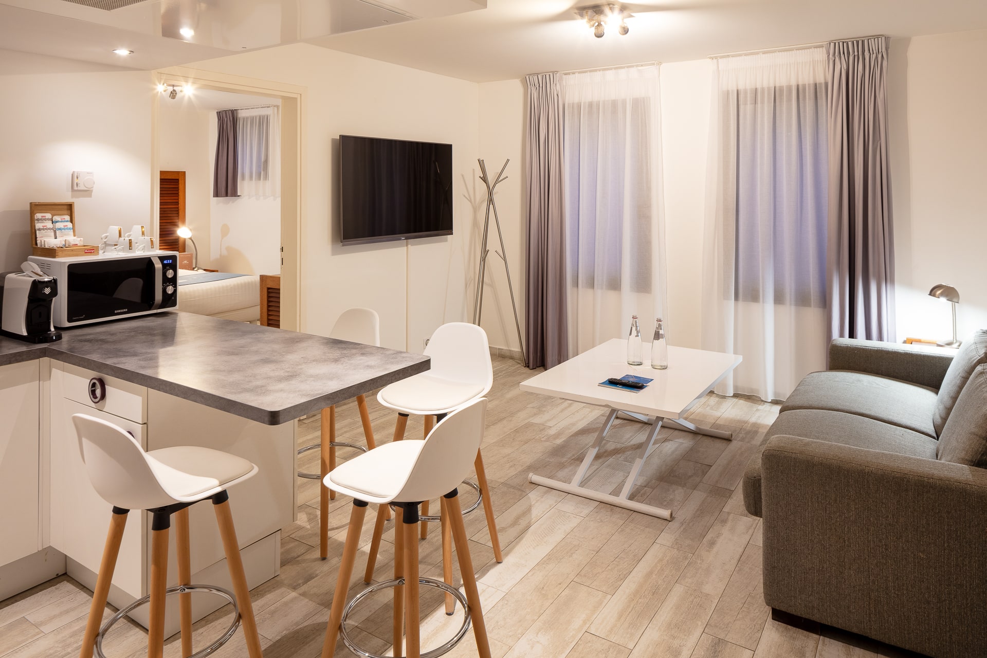 -	CHAMBRE TRIPLE :  Chambre équipée d’1 grand lit + 1 lit individuel (ou 3 lits individuels sur demande) et d’une kitchenette. La chambre est située côté village - Hôtel Les Mèdes