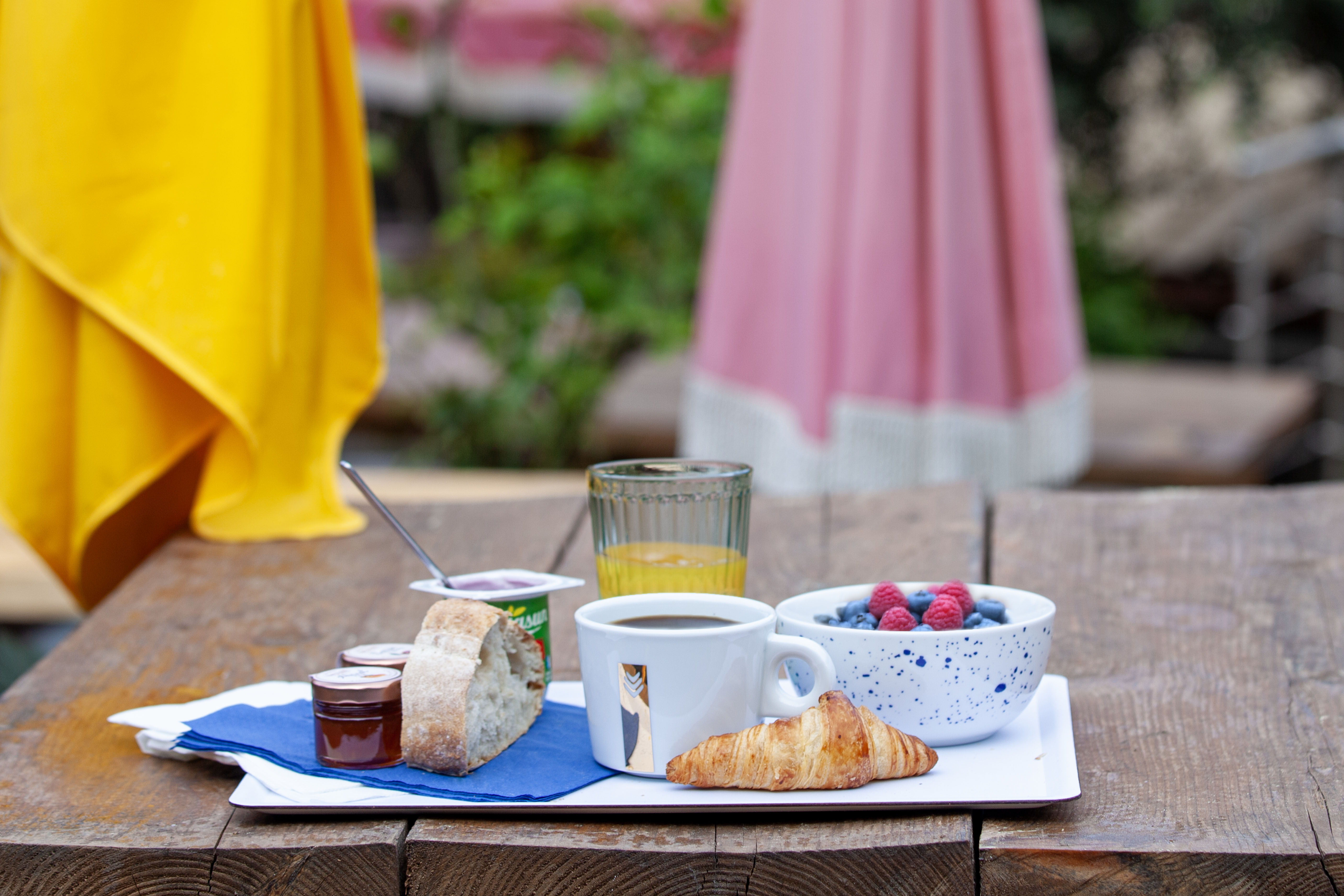 Petit-Déjeuner en terrasse - Hôtel Les Mèdes