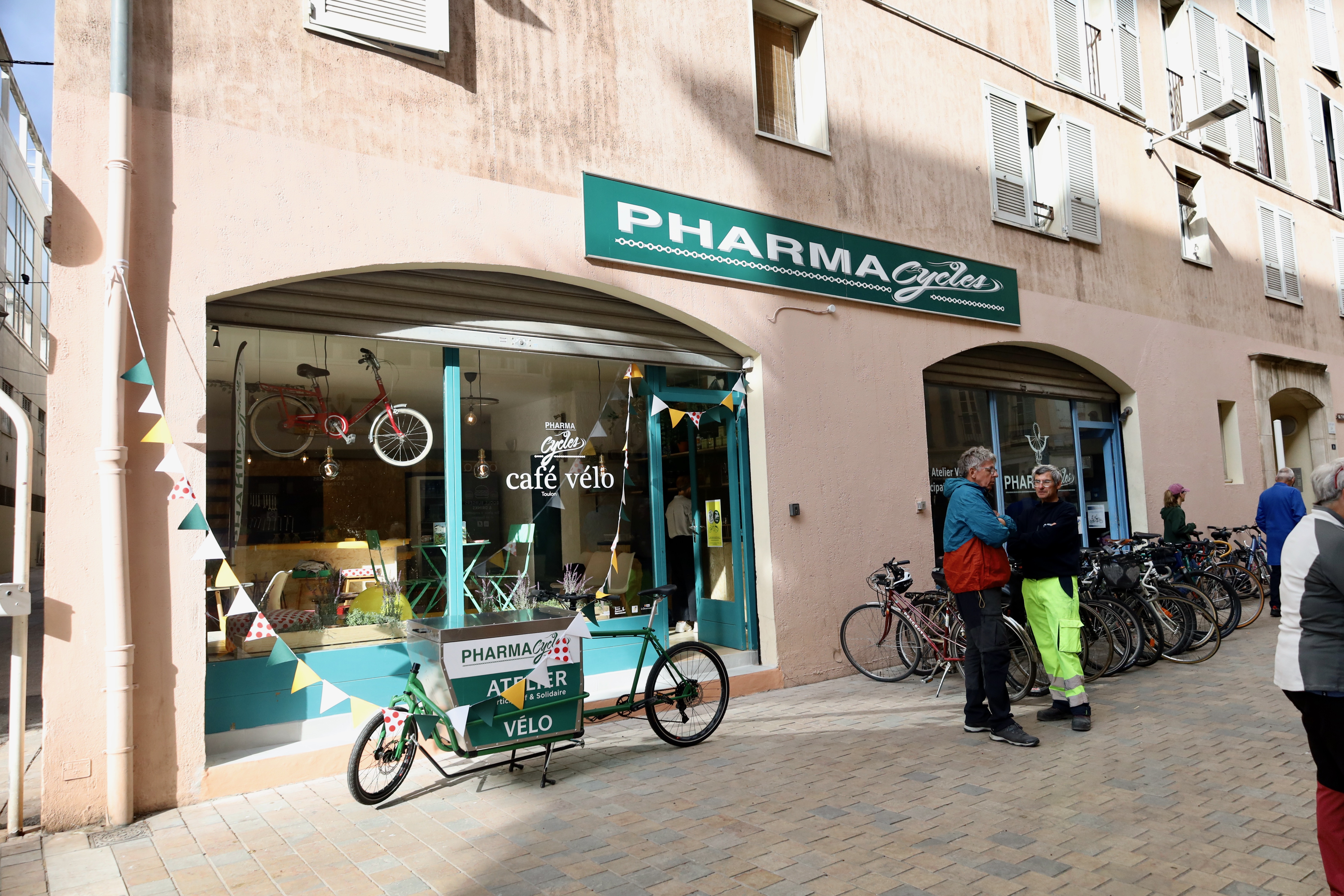 Pharmacycles - café-vélo & atelier vélo associatifs - Pharmacycles